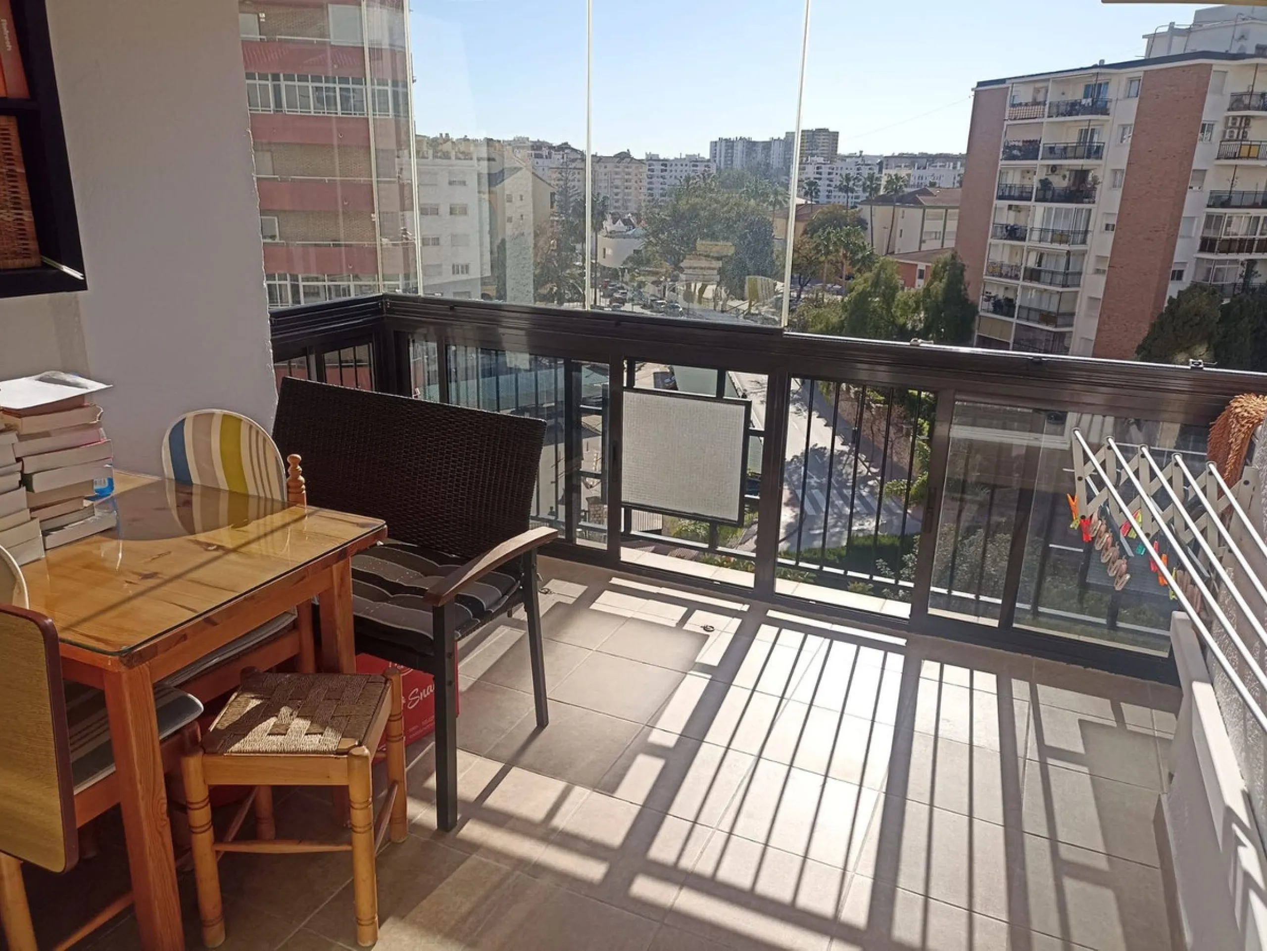 In the vibrant heart of Los Boliches, Fuengirola, we present this magnificent renovated apartment with a generous 90 square meters of living space.