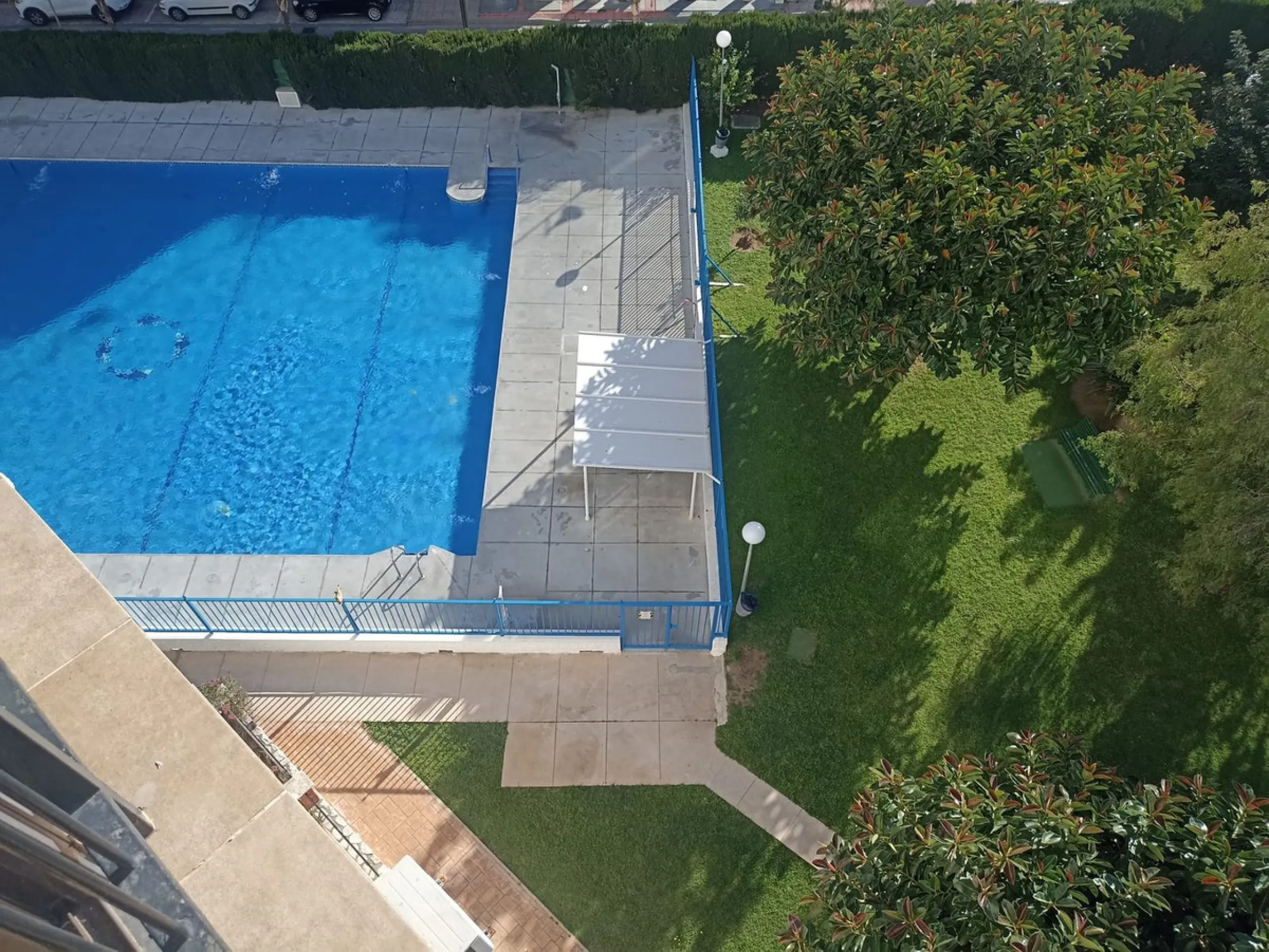 In the vibrant heart of Los Boliches, Fuengirola, we present this magnificent renovated apartment with a generous 90 square meters of living space.