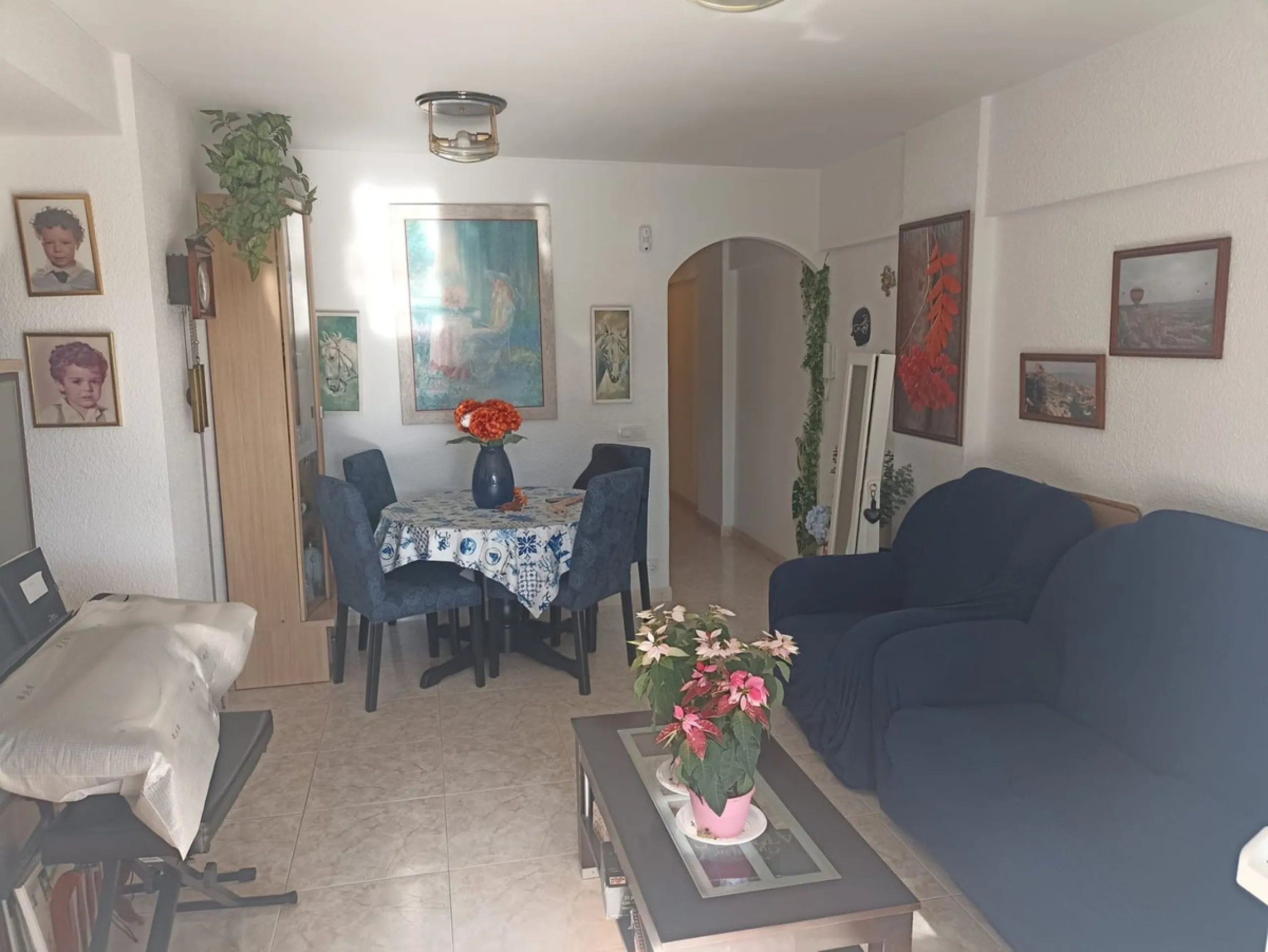 In the vibrant heart of Los Boliches, Fuengirola, we present this magnificent renovated apartment with a generous 90 square meters of living space.