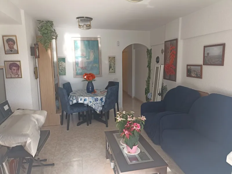 In the vibrant heart of Los Boliches, Fuengirola, we present this magnificent renovated apartment with a generous 90 square meters of living space.