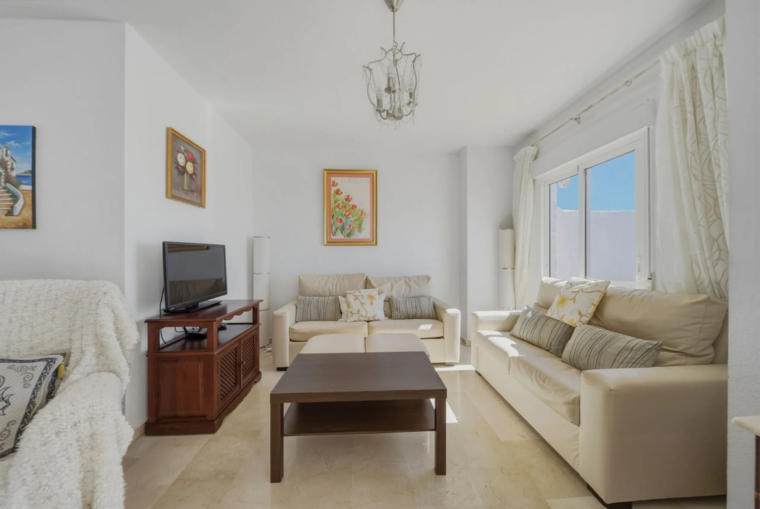 There are properties that tick boxes and there are properties that stop you in your tracks. This is the latter. Perched on the top floor of the popular Nueva Plaza Bonanza complex in Benalmádena Costa, this exceptional south-facing penthouse apartment off