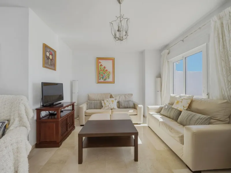 There are properties that tick boxes and there are properties that stop you in your tracks. This is the latter. Perched on the top floor of the popular Nueva Plaza Bonanza complex in Benalmádena Costa, this exceptional south-facing penthouse apartment off
