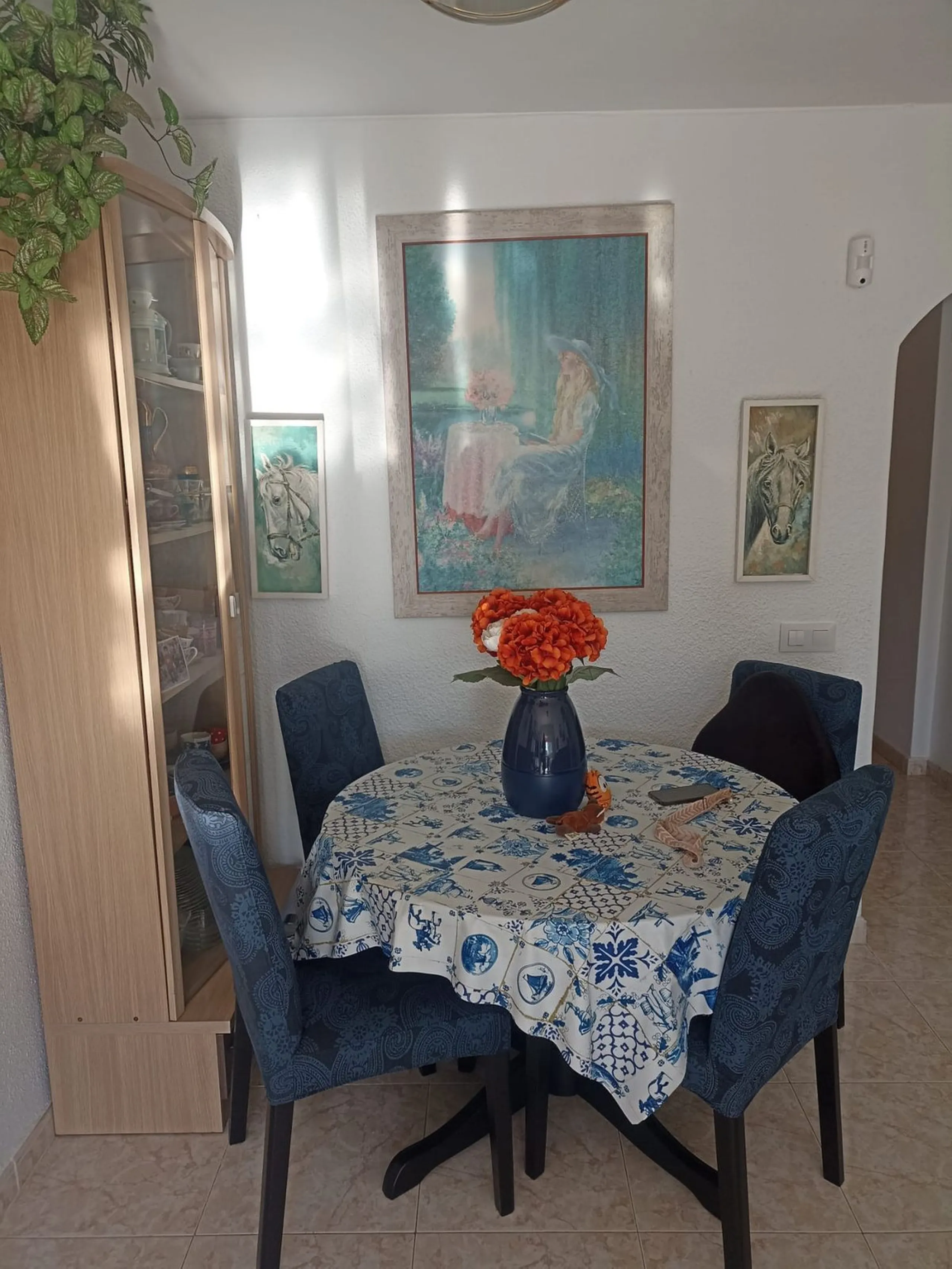 In the vibrant heart of Los Boliches, Fuengirola, we present this magnificent renovated apartment with a generous 90 square meters of living space.