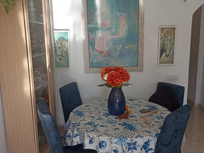 In the vibrant heart of Los Boliches, Fuengirola, we present this magnificent renovated apartment with a generous 90 square meters of living space.