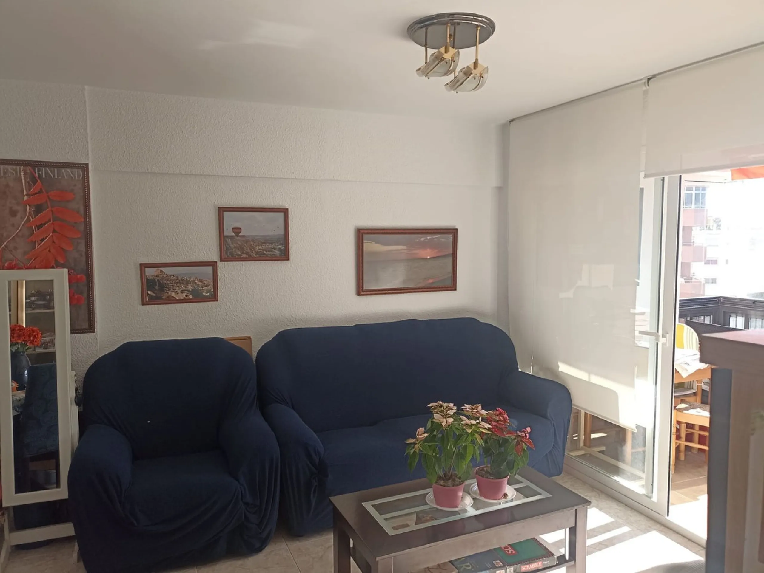 In the vibrant heart of Los Boliches, Fuengirola, we present this magnificent renovated apartment with a generous 90 square meters of living space.