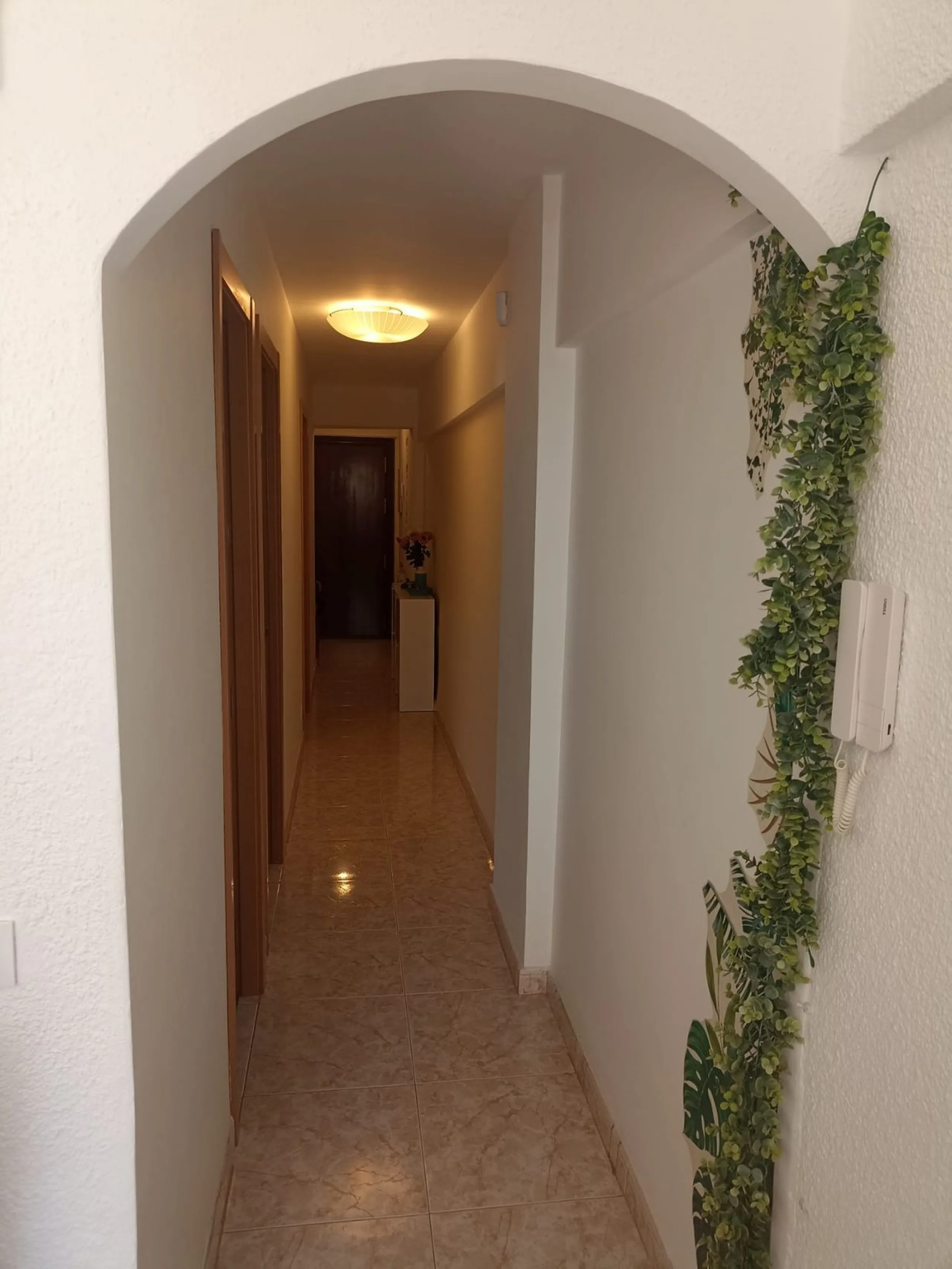 In the vibrant heart of Los Boliches, Fuengirola, we present this magnificent renovated apartment with a generous 90 square meters of living space.