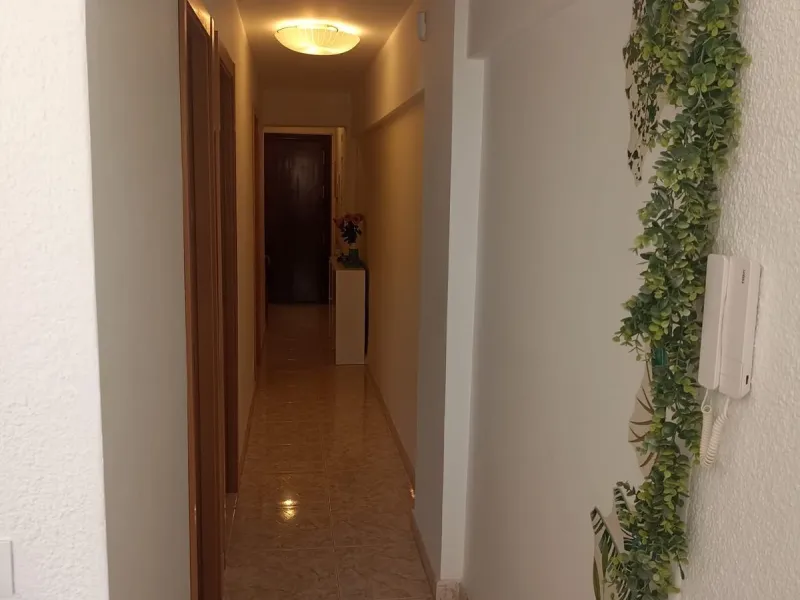 In the vibrant heart of Los Boliches, Fuengirola, we present this magnificent renovated apartment with a generous 90 square meters of living space.