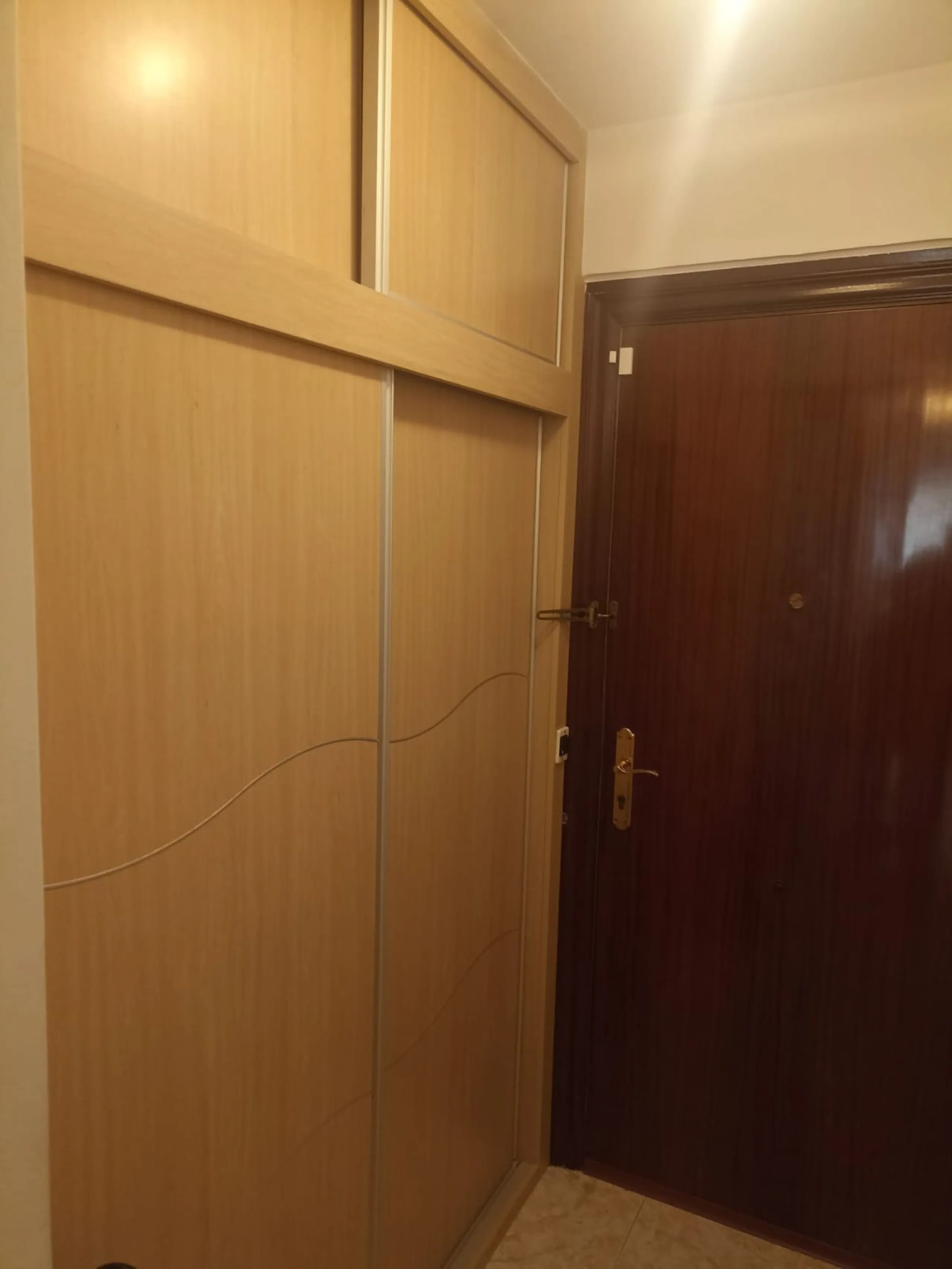 In the vibrant heart of Los Boliches, Fuengirola, we present this magnificent renovated apartment with a generous 90 square meters of living space.