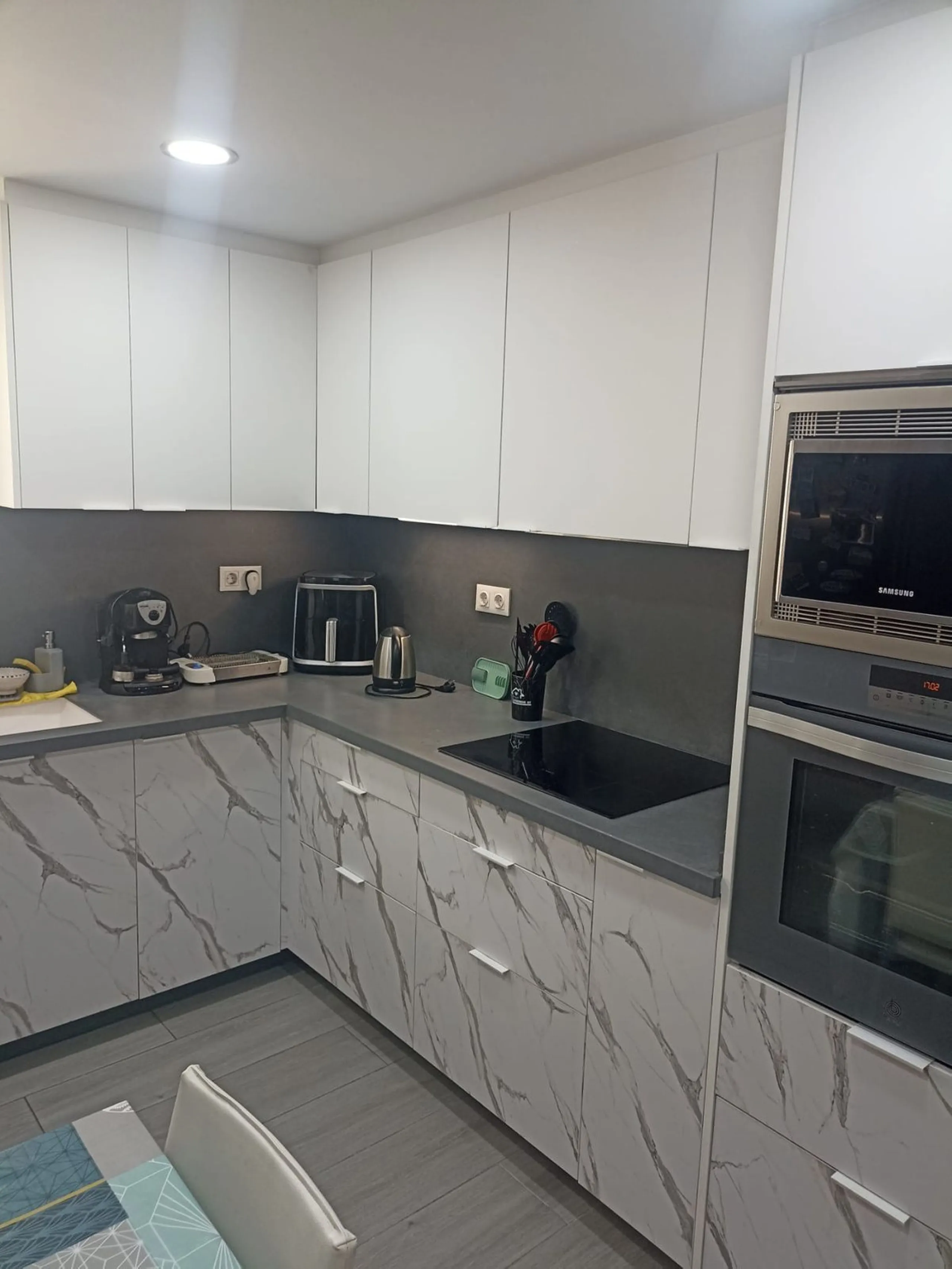 In the vibrant heart of Los Boliches, Fuengirola, we present this magnificent renovated apartment with a generous 90 square meters of living space.
