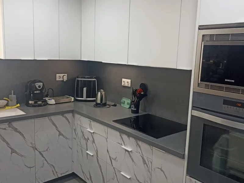In the vibrant heart of Los Boliches, Fuengirola, we present this magnificent renovated apartment with a generous 90 square meters of living space.