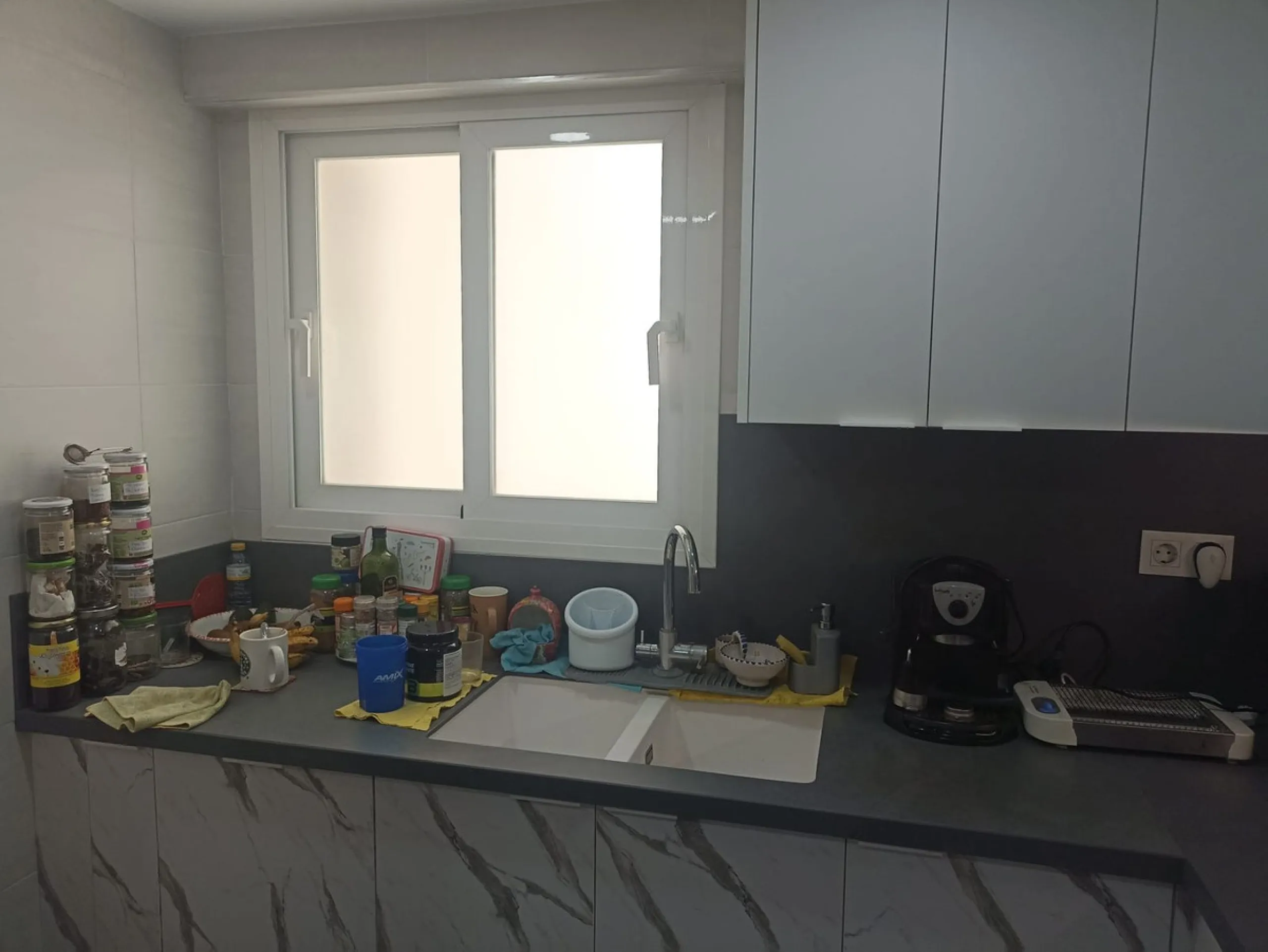 In the vibrant heart of Los Boliches, Fuengirola, we present this magnificent renovated apartment with a generous 90 square meters of living space.