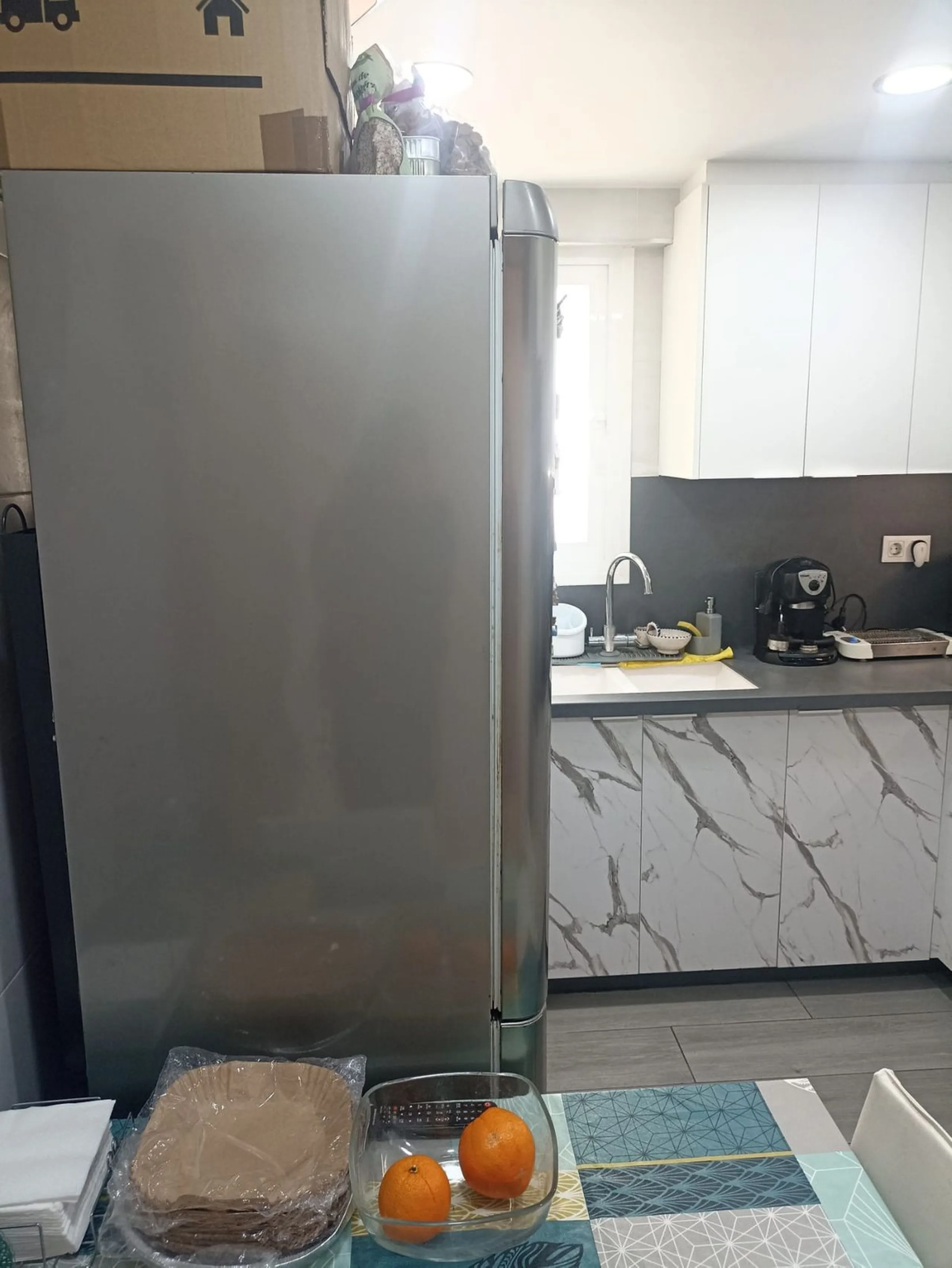 In the vibrant heart of Los Boliches, Fuengirola, we present this magnificent renovated apartment with a generous 90 square meters of living space.