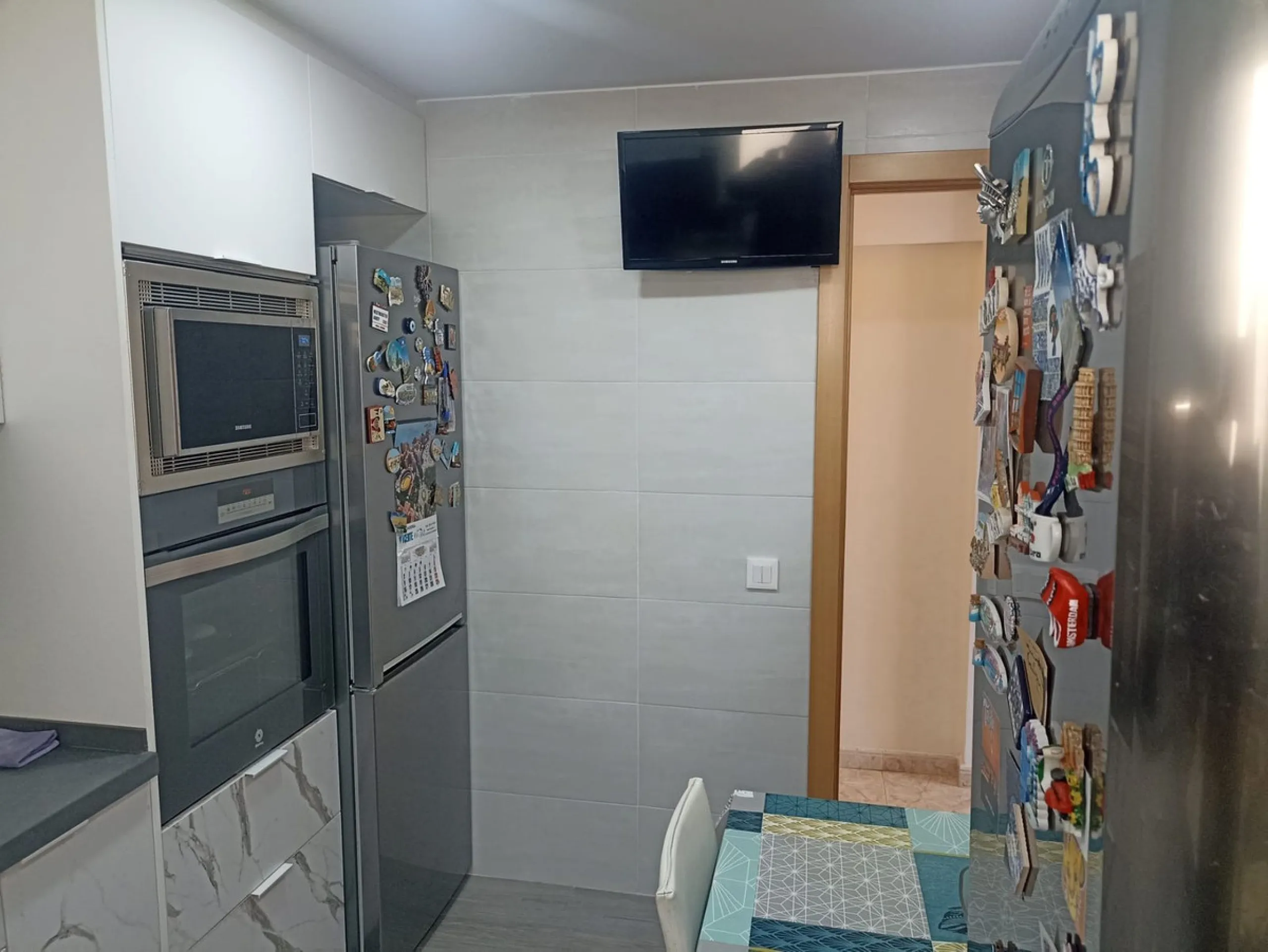 In the vibrant heart of Los Boliches, Fuengirola, we present this magnificent renovated apartment with a generous 90 square meters of living space.