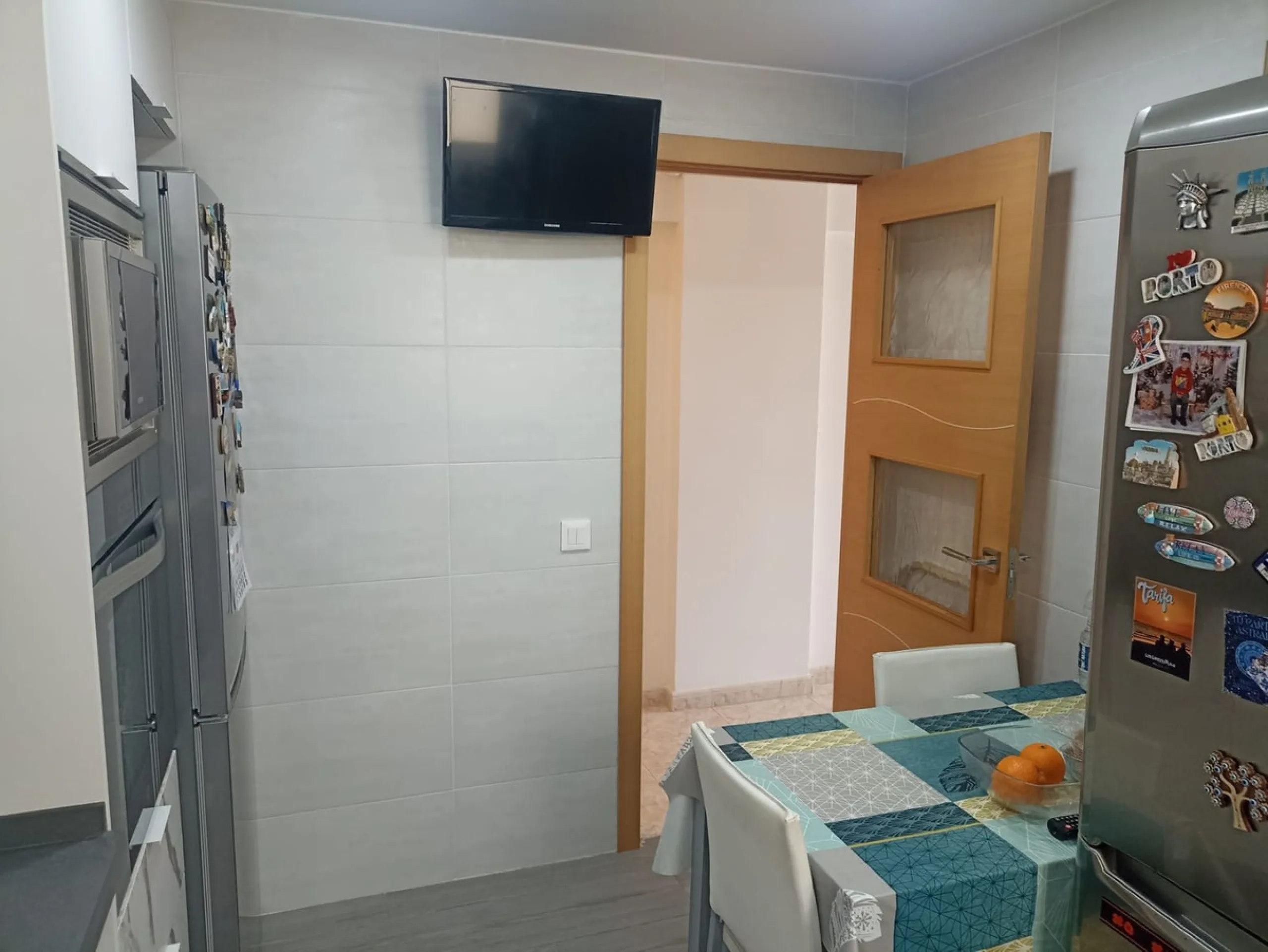 In the vibrant heart of Los Boliches, Fuengirola, we present this magnificent renovated apartment with a generous 90 square meters of living space.