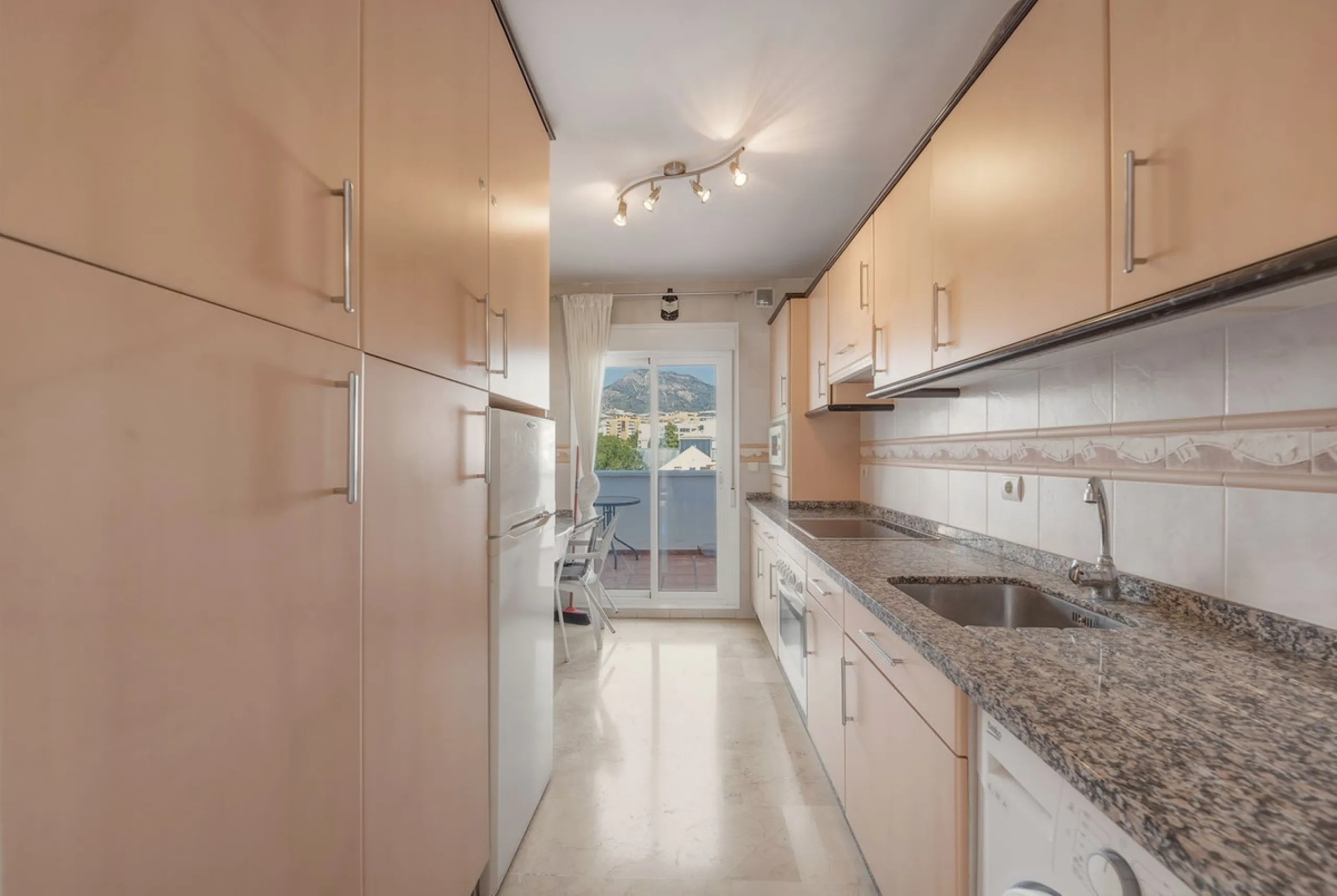 There are properties that tick boxes and there are properties that stop you in your tracks. This is the latter. Perched on the top floor of the popular Nueva Plaza Bonanza complex in Benalmádena Costa, this exceptional south-facing penthouse apartment off