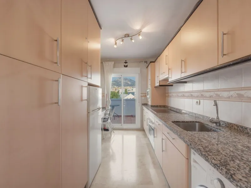 There are properties that tick boxes and there are properties that stop you in your tracks. This is the latter. Perched on the top floor of the popular Nueva Plaza Bonanza complex in Benalmádena Costa, this exceptional south-facing penthouse apartment off