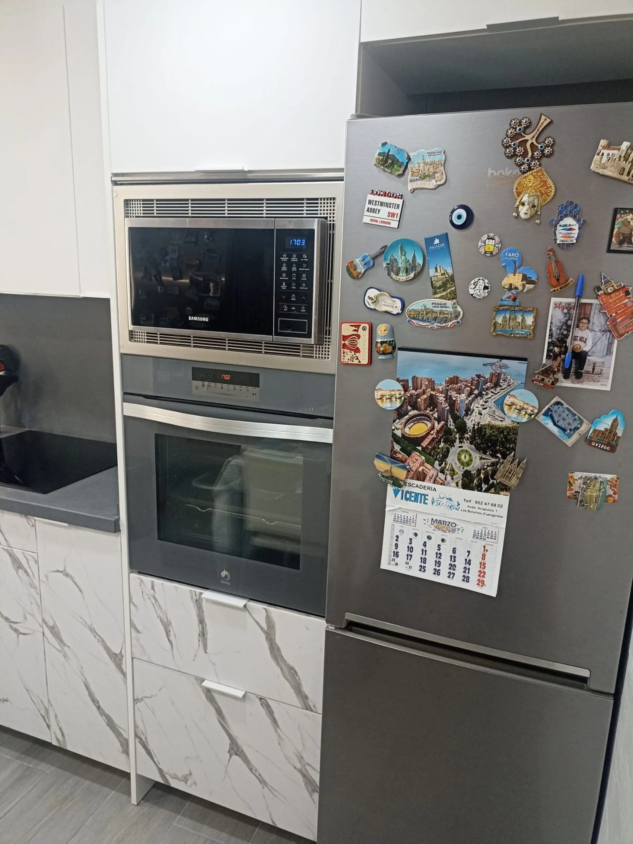 In the vibrant heart of Los Boliches, Fuengirola, we present this magnificent renovated apartment with a generous 90 square meters of living space.