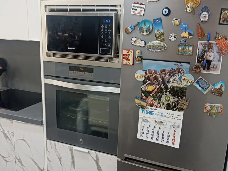 In the vibrant heart of Los Boliches, Fuengirola, we present this magnificent renovated apartment with a generous 90 square meters of living space.