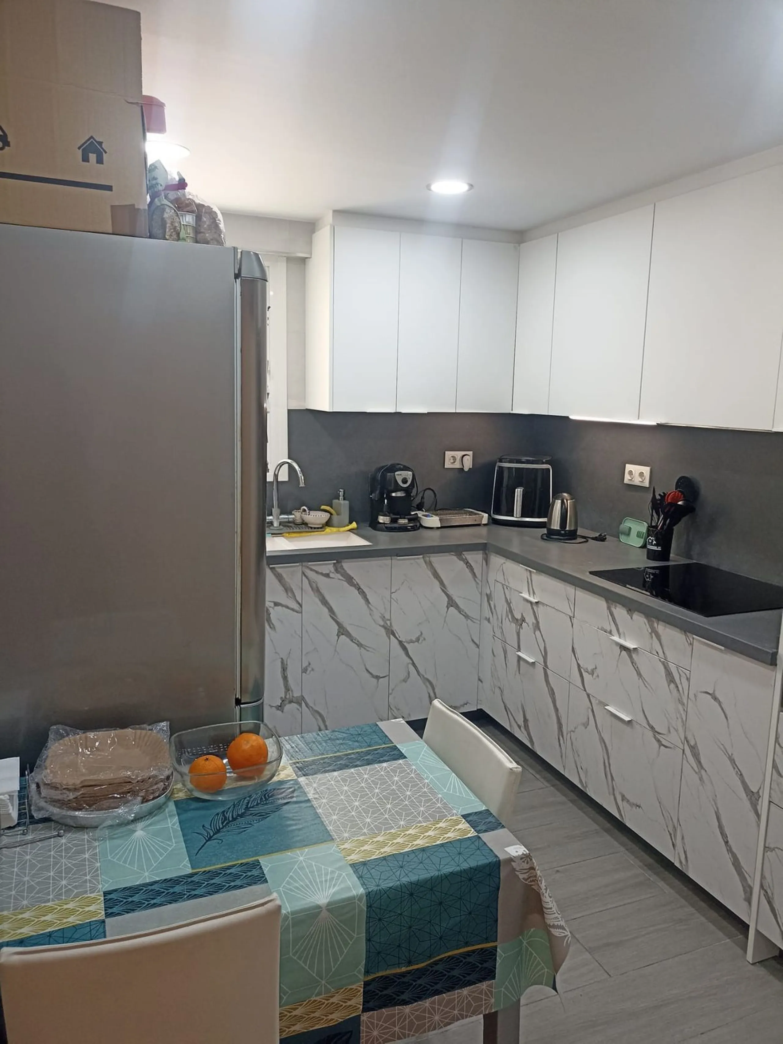 In the vibrant heart of Los Boliches, Fuengirola, we present this magnificent renovated apartment with a generous 90 square meters of living space.