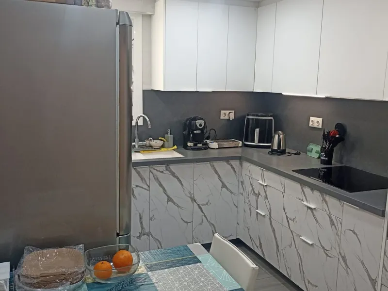 In the vibrant heart of Los Boliches, Fuengirola, we present this magnificent renovated apartment with a generous 90 square meters of living space.
