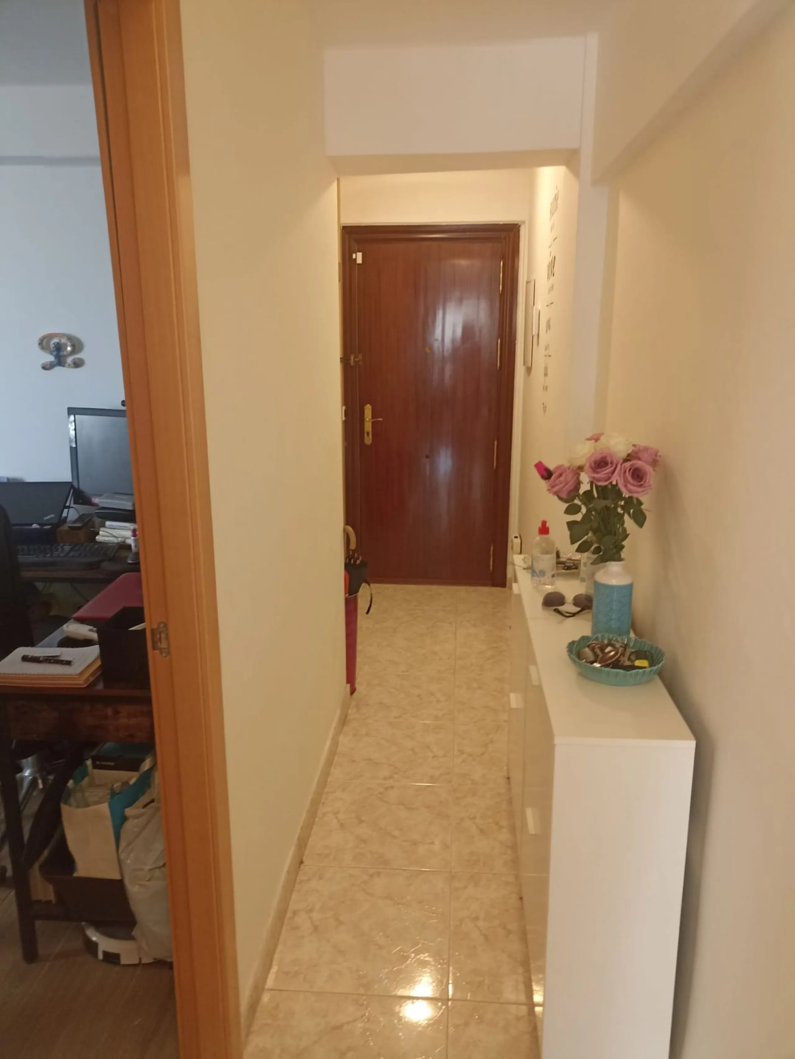 In the vibrant heart of Los Boliches, Fuengirola, we present this magnificent renovated apartment with a generous 90 square meters of living space.