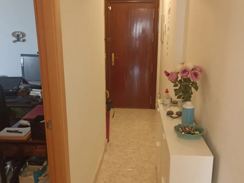 In the vibrant heart of Los Boliches, Fuengirola, we present this magnificent renovated apartment with a generous 90 square meters of living space.