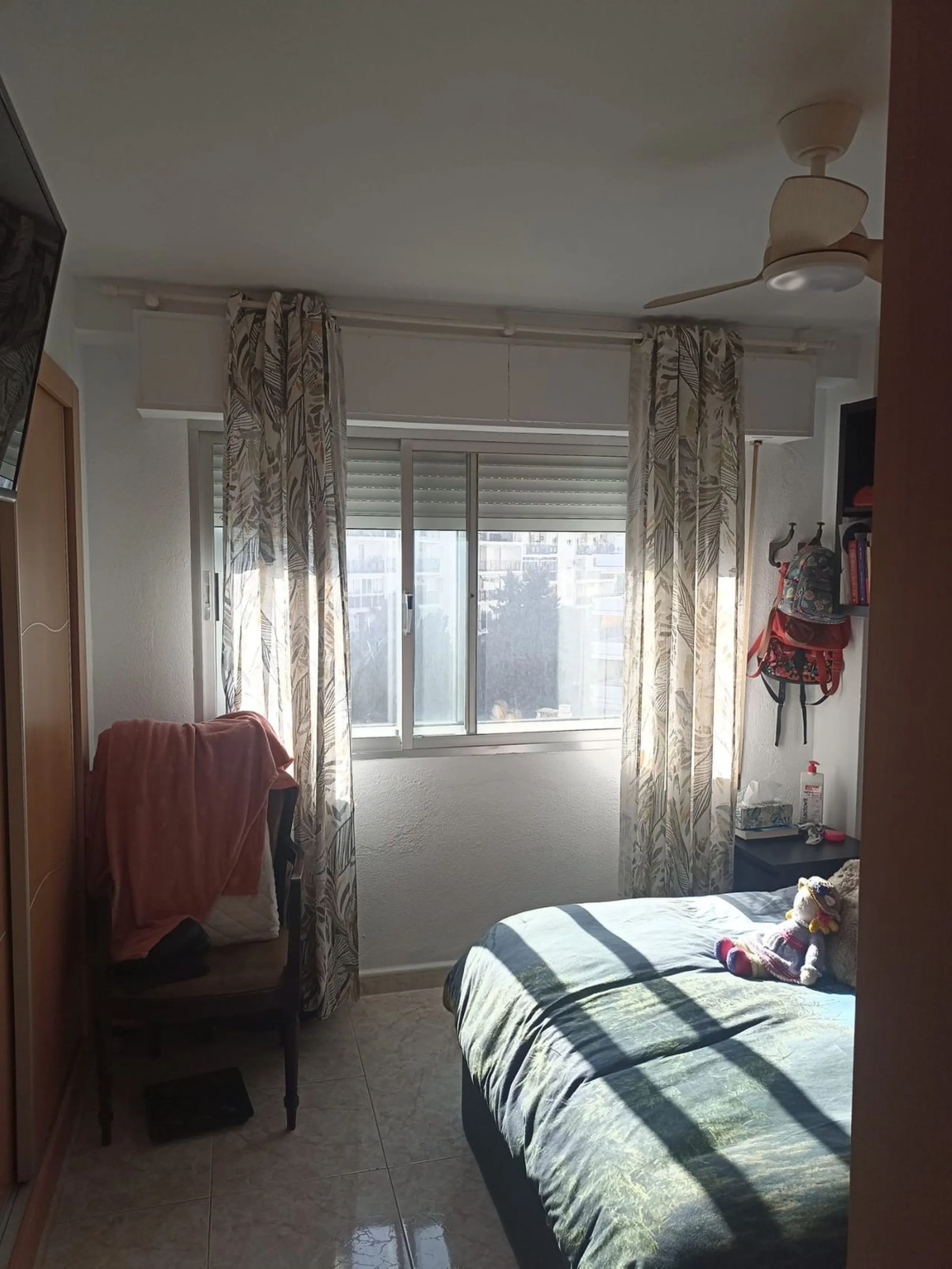 In the vibrant heart of Los Boliches, Fuengirola, we present this magnificent renovated apartment with a generous 90 square meters of living space.