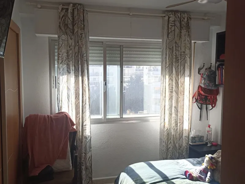 In the vibrant heart of Los Boliches, Fuengirola, we present this magnificent renovated apartment with a generous 90 square meters of living space.