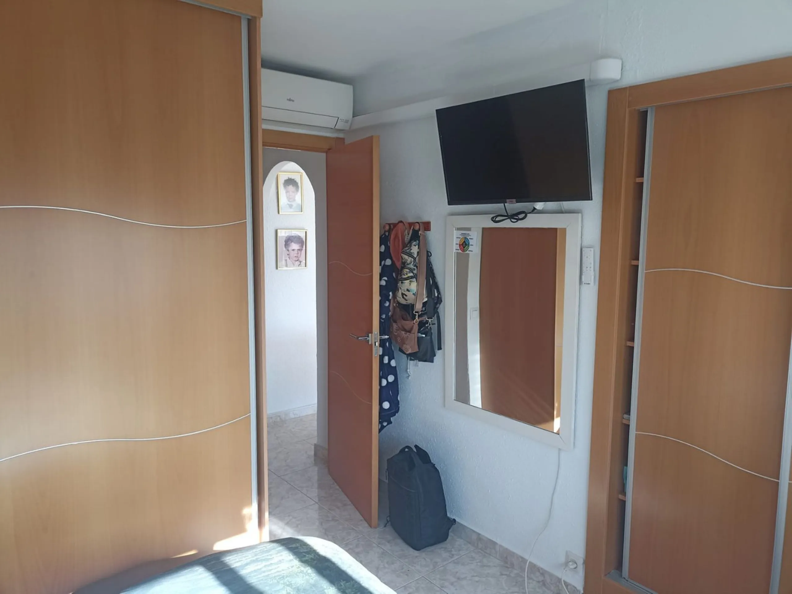 In the vibrant heart of Los Boliches, Fuengirola, we present this magnificent renovated apartment with a generous 90 square meters of living space.