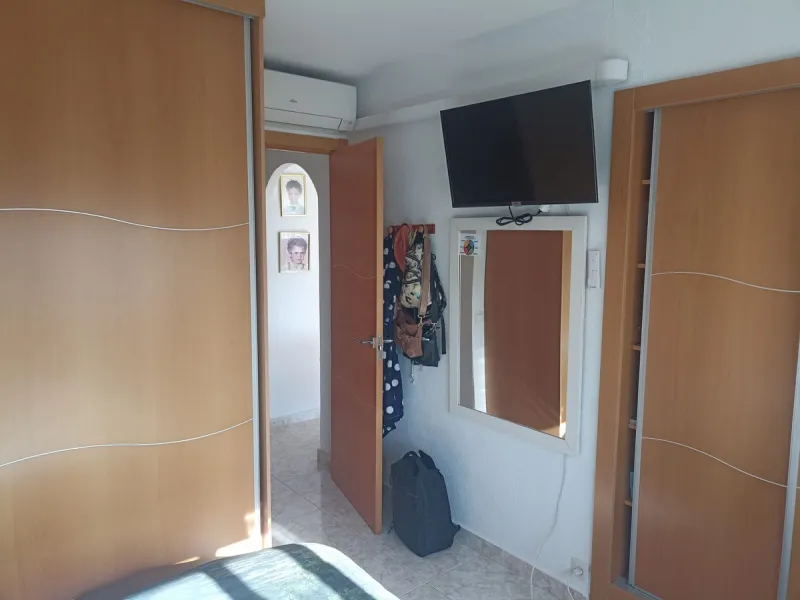 In the vibrant heart of Los Boliches, Fuengirola, we present this magnificent renovated apartment with a generous 90 square meters of living space.