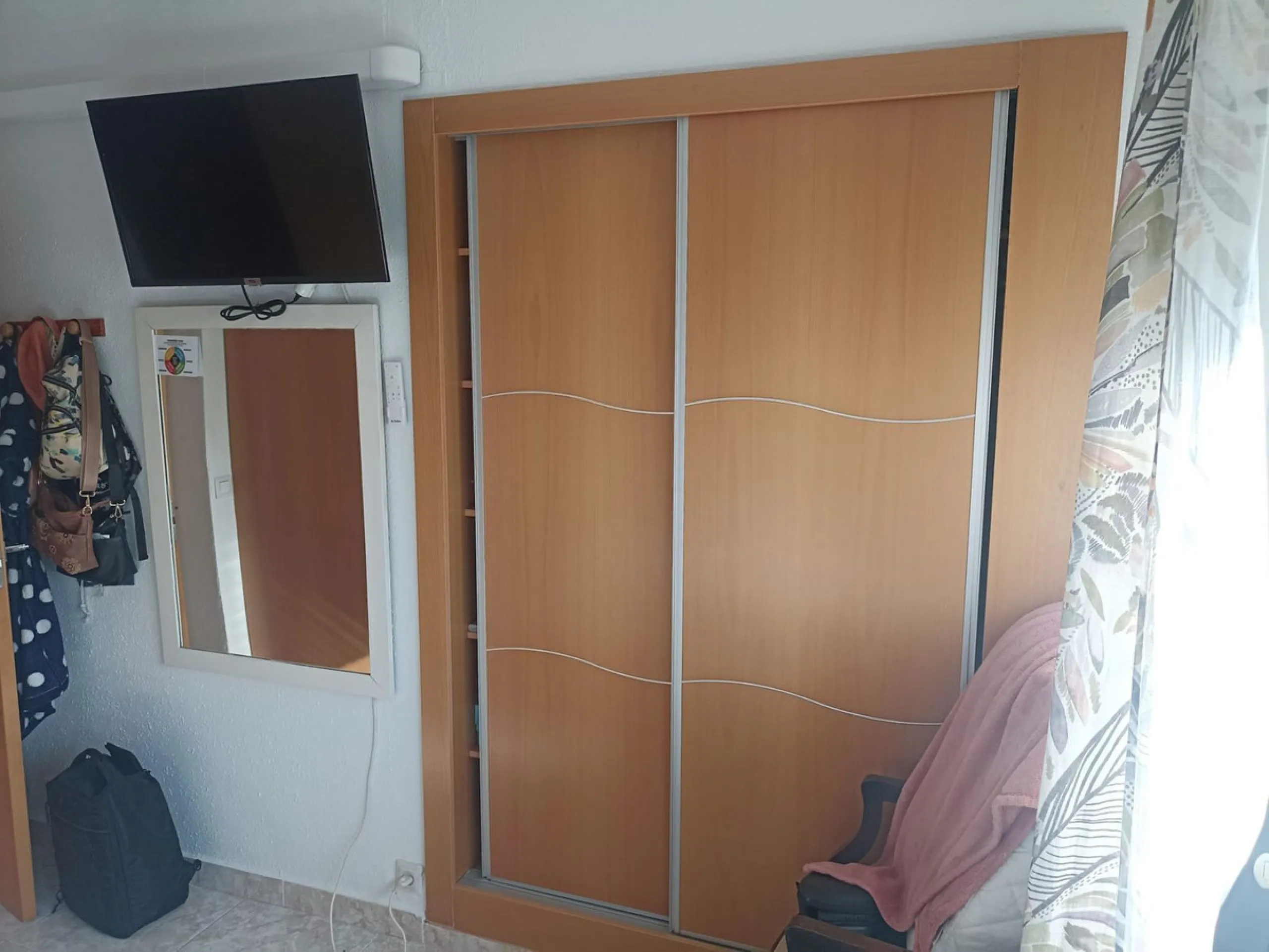 In the vibrant heart of Los Boliches, Fuengirola, we present this magnificent renovated apartment with a generous 90 square meters of living space.