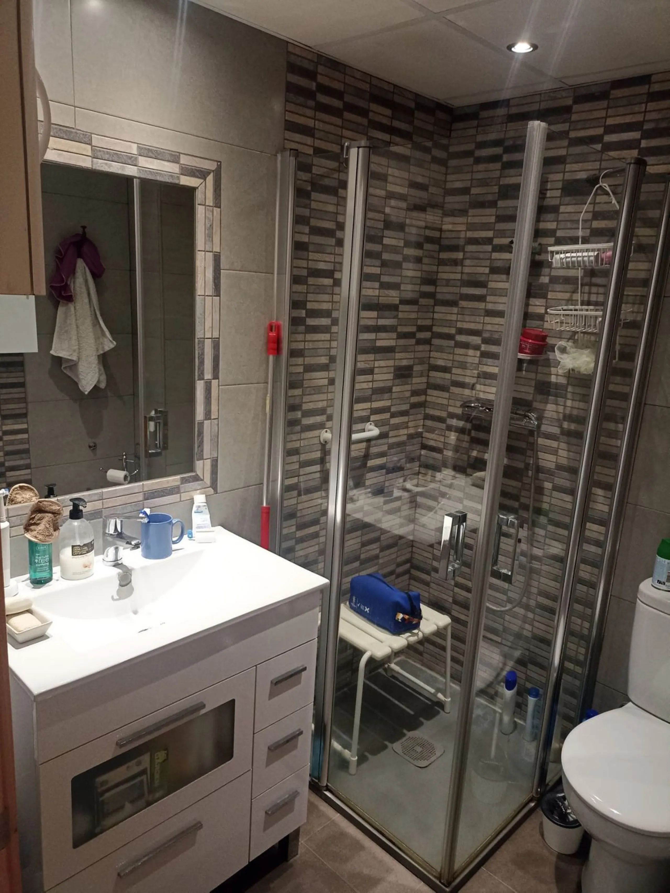 In the vibrant heart of Los Boliches, Fuengirola, we present this magnificent renovated apartment with a generous 90 square meters of living space.