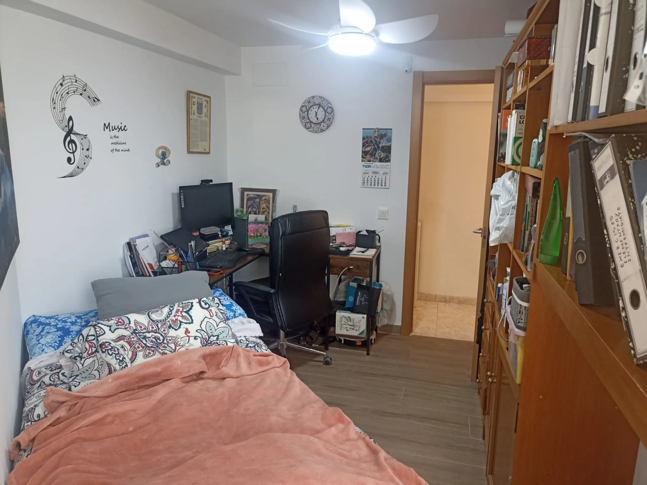 In the vibrant heart of Los Boliches, Fuengirola, we present this magnificent renovated apartment with a generous 90 square meters of living space.