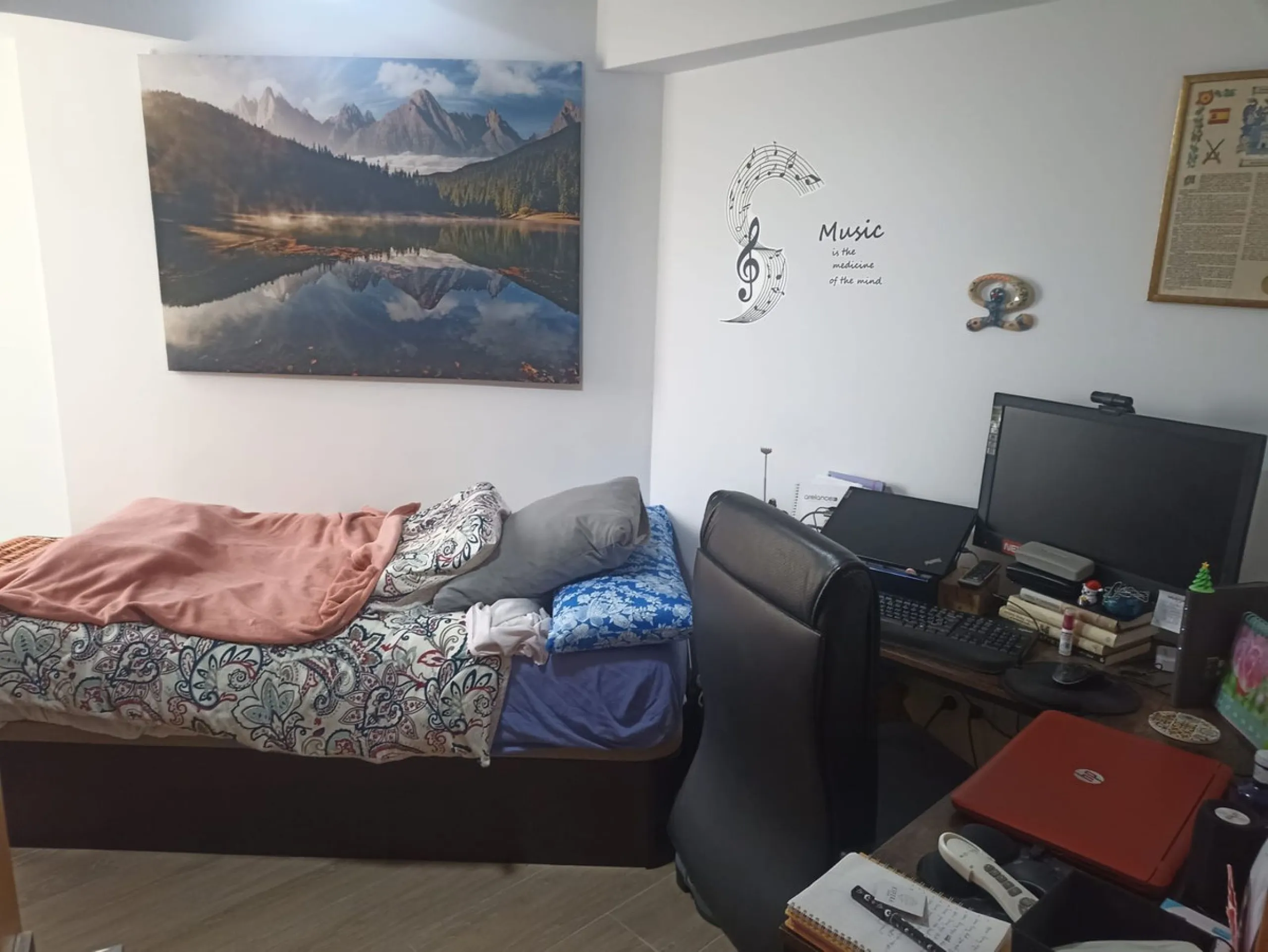 In the vibrant heart of Los Boliches, Fuengirola, we present this magnificent renovated apartment with a generous 90 square meters of living space.