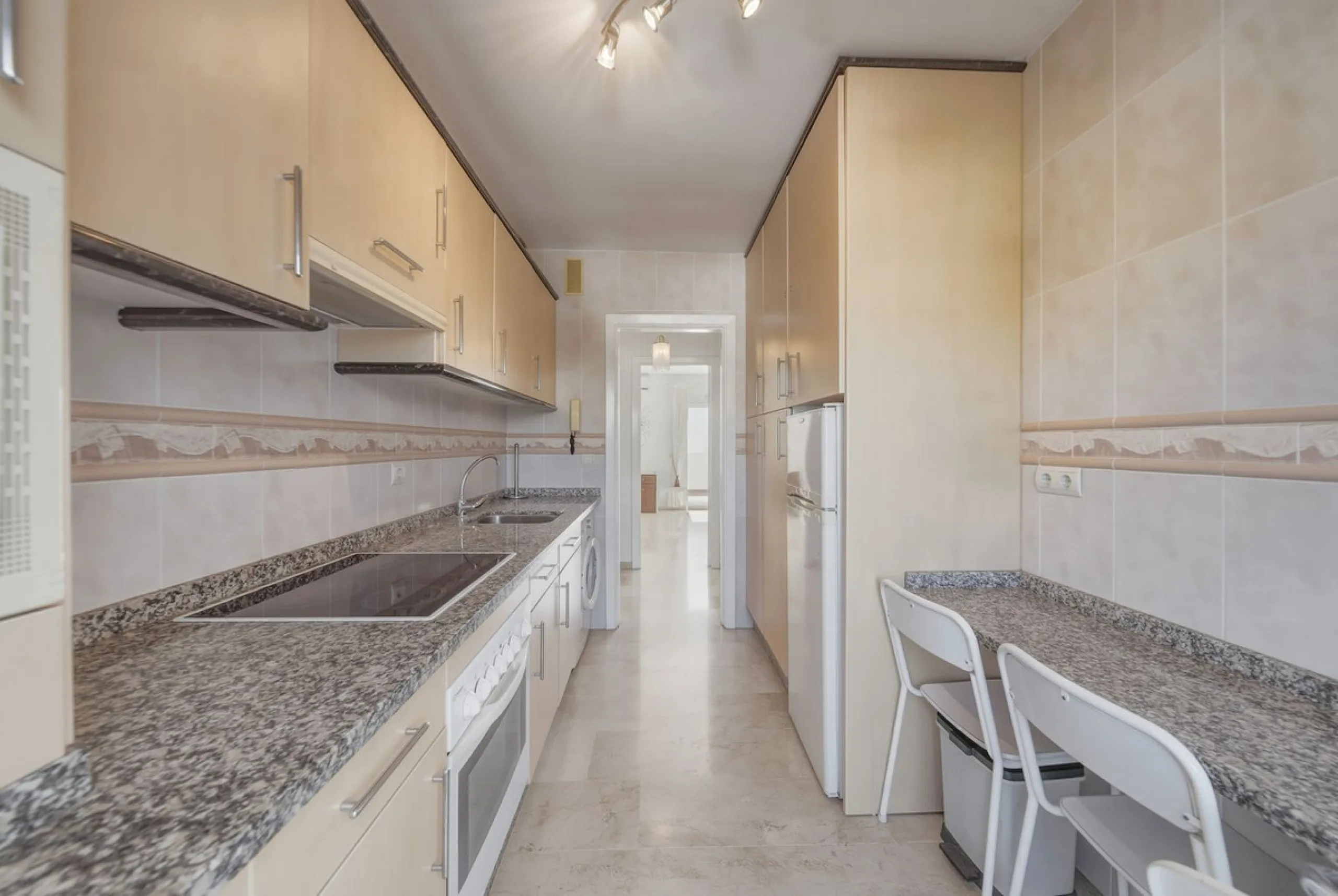 There are properties that tick boxes and there are properties that stop you in your tracks. This is the latter. Perched on the top floor of the popular Nueva Plaza Bonanza complex in Benalmádena Costa, this exceptional south-facing penthouse apartment off