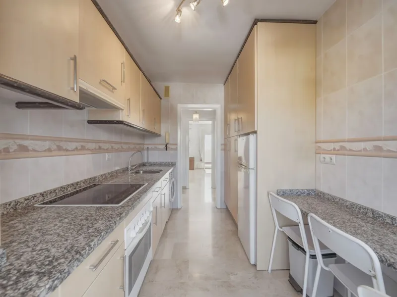 There are properties that tick boxes and there are properties that stop you in your tracks. This is the latter. Perched on the top floor of the popular Nueva Plaza Bonanza complex in Benalmádena Costa, this exceptional south-facing penthouse apartment off