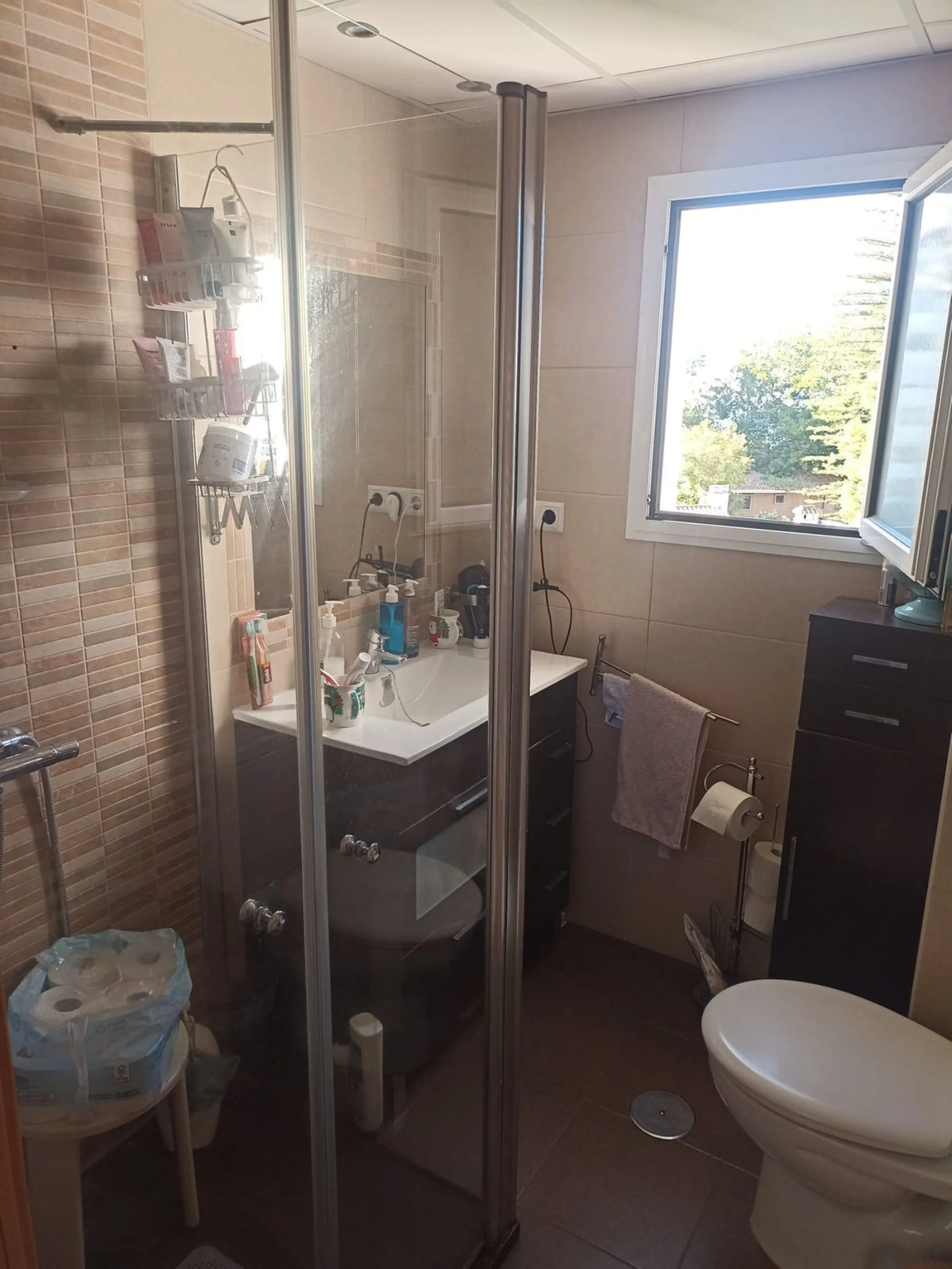In the vibrant heart of Los Boliches, Fuengirola, we present this magnificent renovated apartment with a generous 90 square meters of living space.