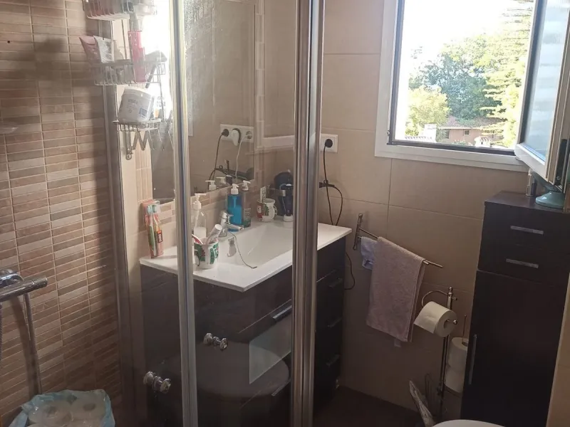In the vibrant heart of Los Boliches, Fuengirola, we present this magnificent renovated apartment with a generous 90 square meters of living space.