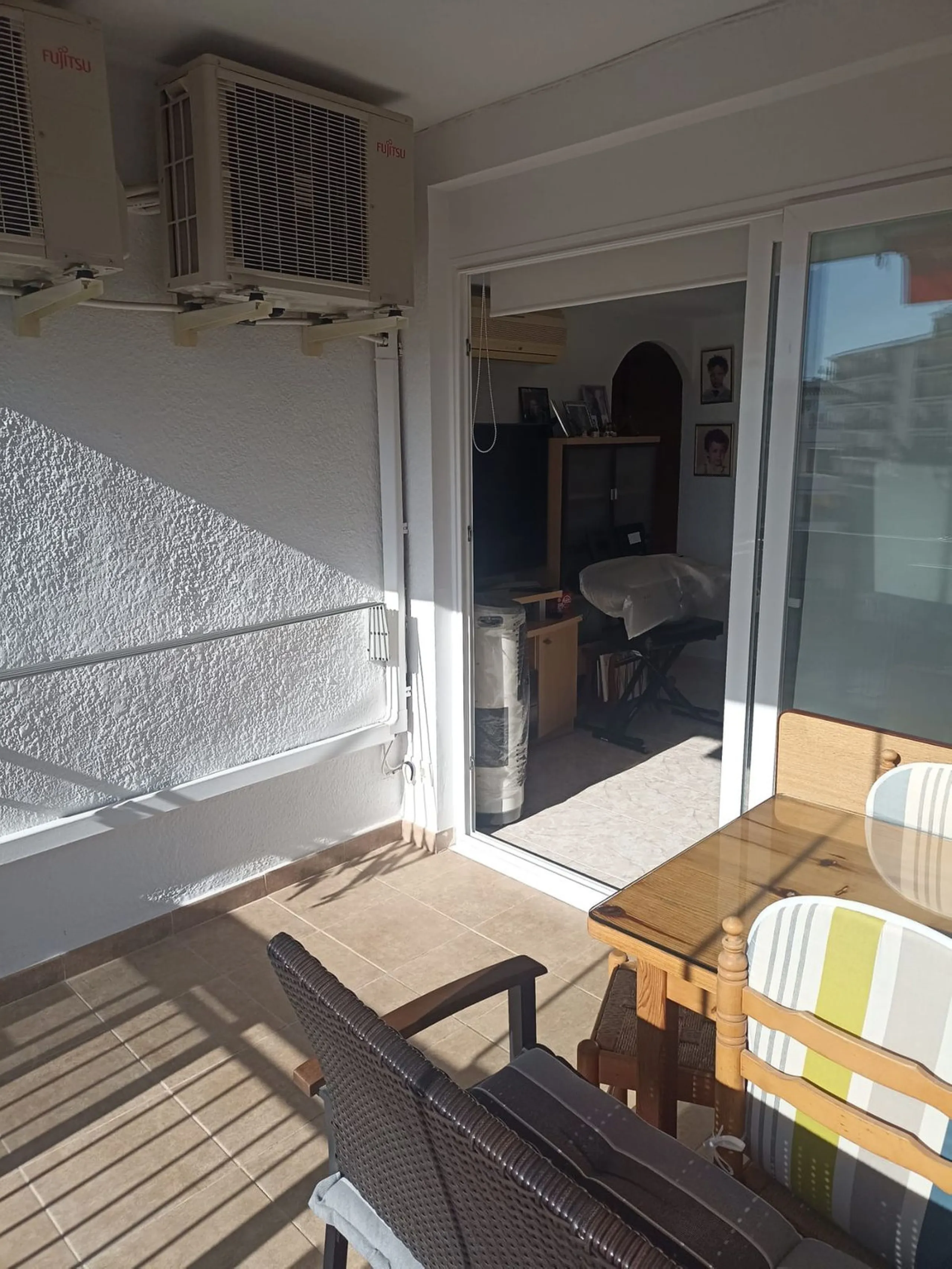 In the vibrant heart of Los Boliches, Fuengirola, we present this magnificent renovated apartment with a generous 90 square meters of living space.