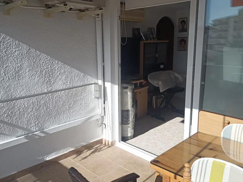 In the vibrant heart of Los Boliches, Fuengirola, we present this magnificent renovated apartment with a generous 90 square meters of living space.