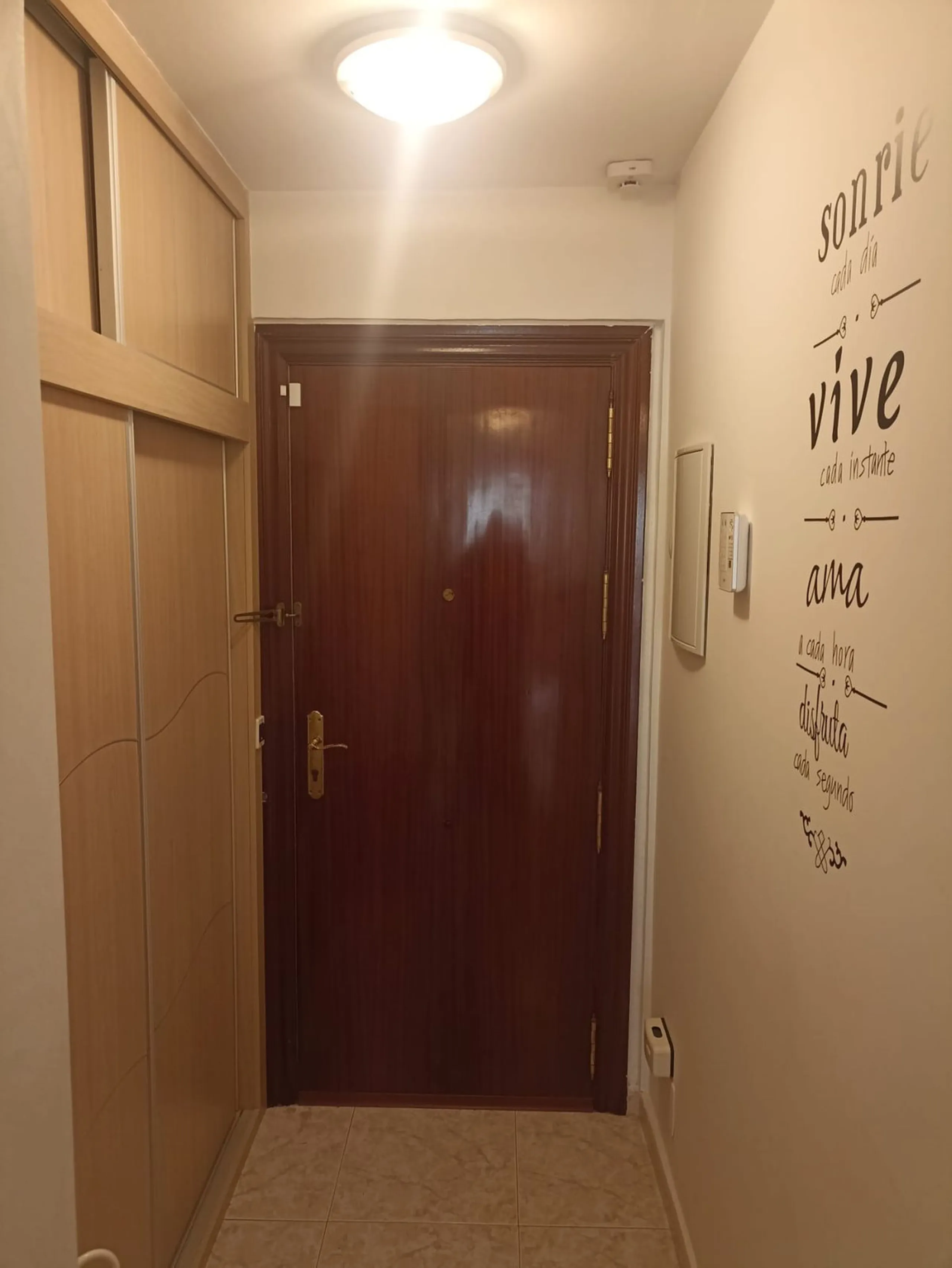 In the vibrant heart of Los Boliches, Fuengirola, we present this magnificent renovated apartment with a generous 90 square meters of living space.