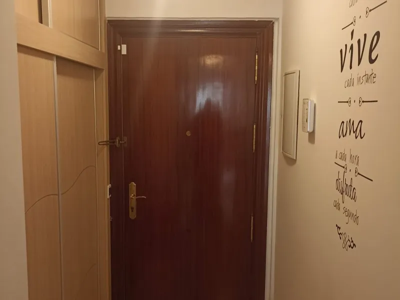 In the vibrant heart of Los Boliches, Fuengirola, we present this magnificent renovated apartment with a generous 90 square meters of living space.