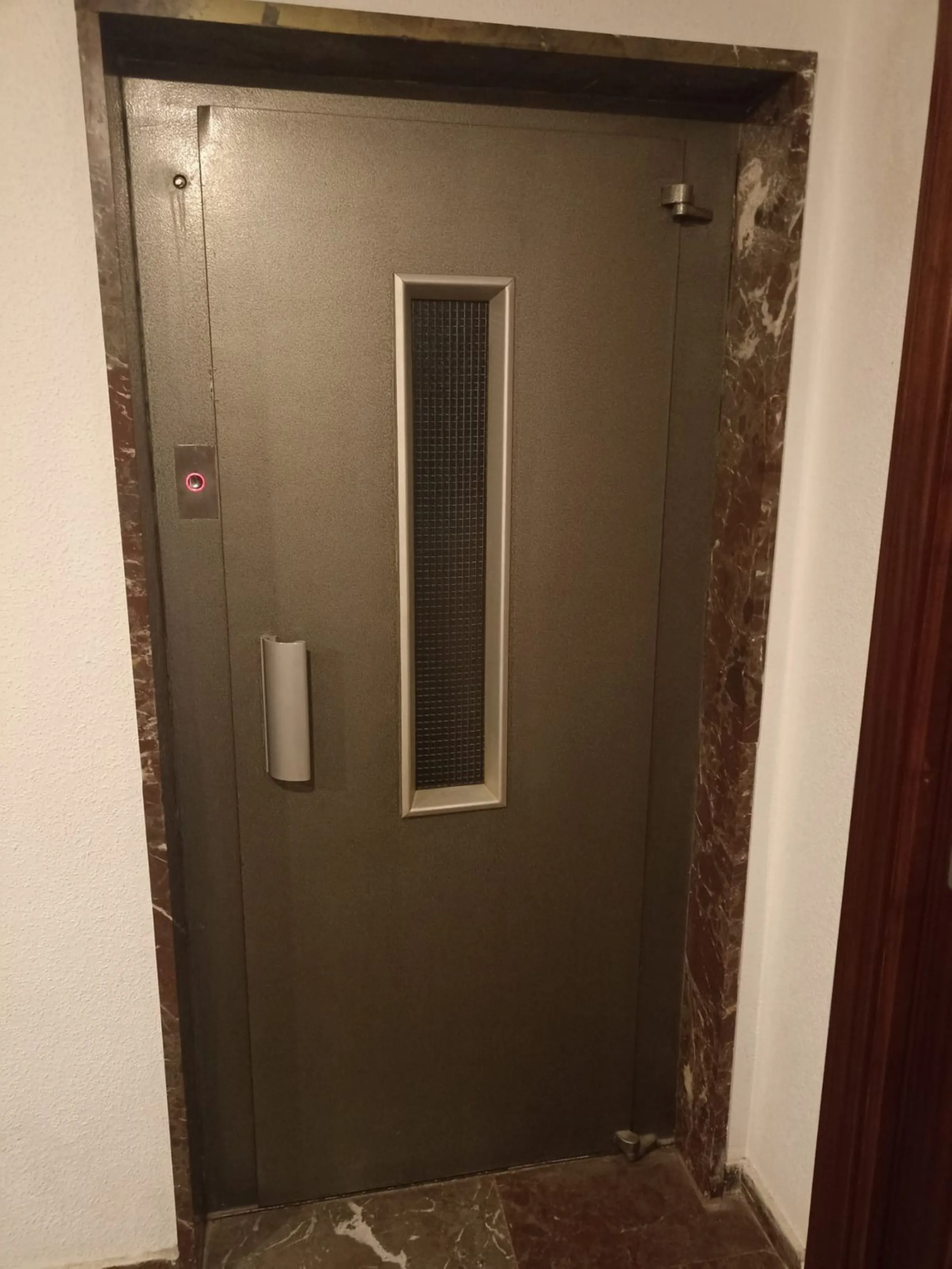 In the vibrant heart of Los Boliches, Fuengirola, we present this magnificent renovated apartment with a generous 90 square meters of living space.