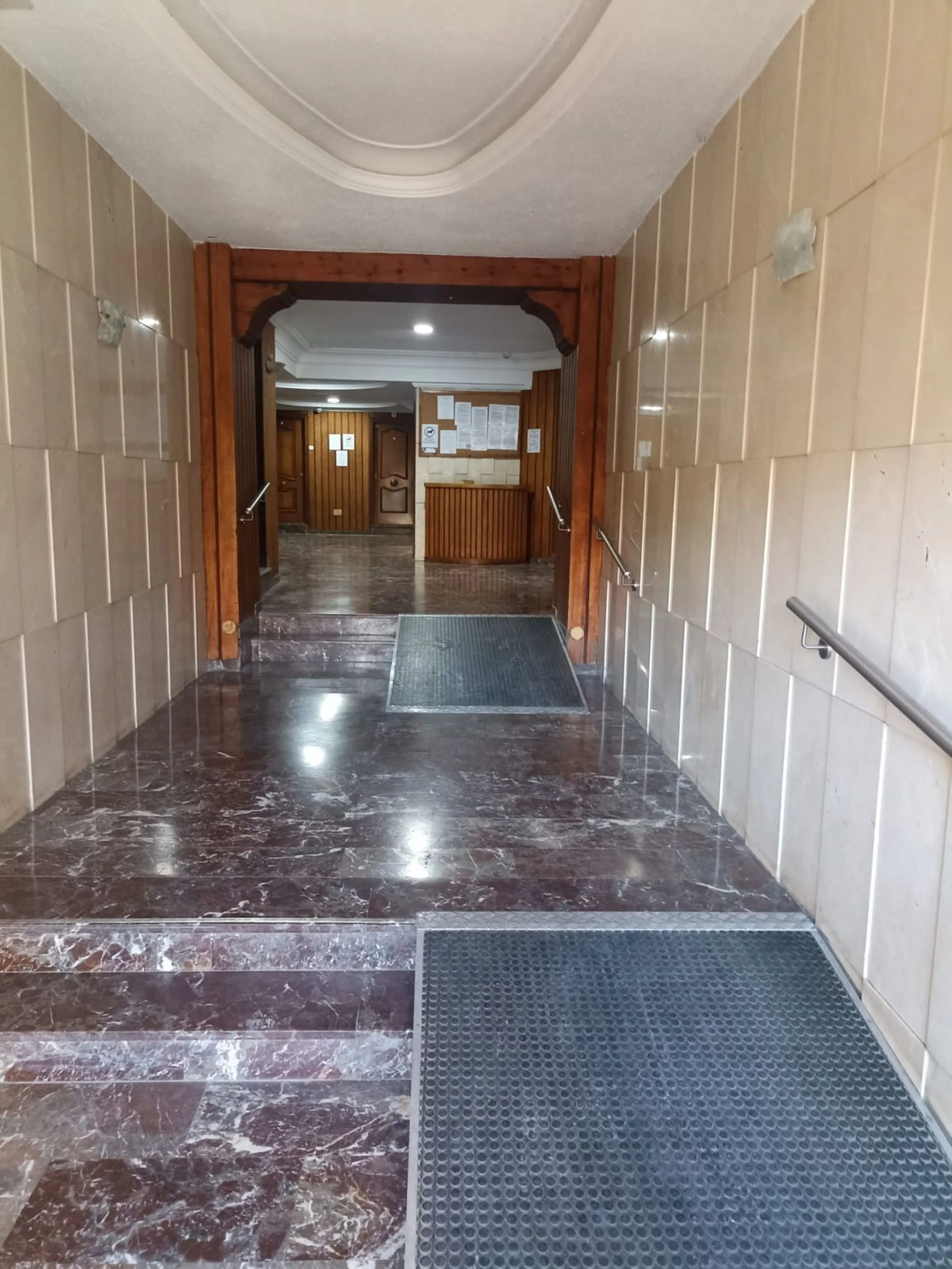 In the vibrant heart of Los Boliches, Fuengirola, we present this magnificent renovated apartment with a generous 90 square meters of living space.