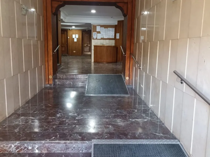 In the vibrant heart of Los Boliches, Fuengirola, we present this magnificent renovated apartment with a generous 90 square meters of living space.