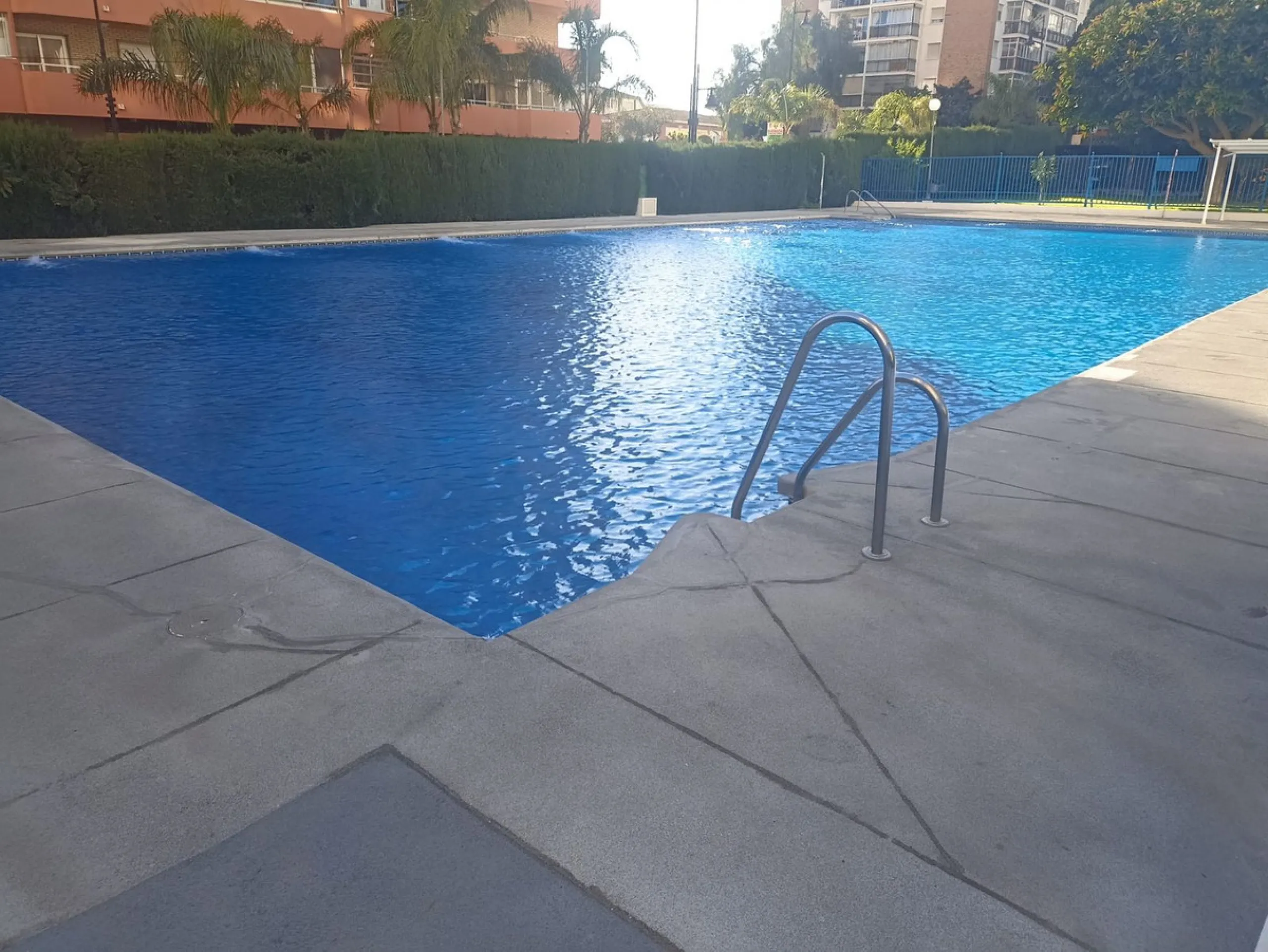 In the vibrant heart of Los Boliches, Fuengirola, we present this magnificent renovated apartment with a generous 90 square meters of living space.