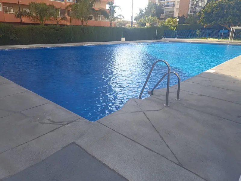 In the vibrant heart of Los Boliches, Fuengirola, we present this magnificent renovated apartment with a generous 90 square meters of living space.
