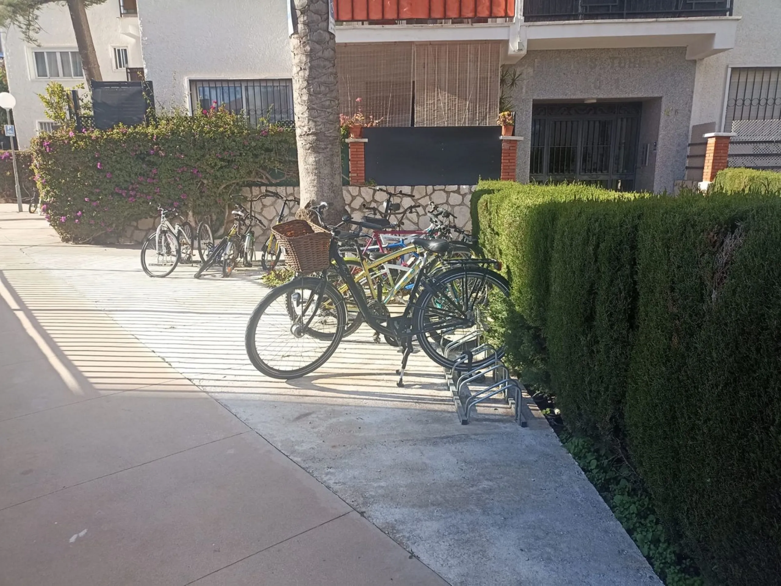 In the vibrant heart of Los Boliches, Fuengirola, we present this magnificent renovated apartment with a generous 90 square meters of living space.