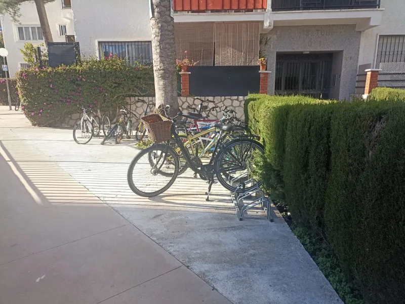 In the vibrant heart of Los Boliches, Fuengirola, we present this magnificent renovated apartment with a generous 90 square meters of living space.