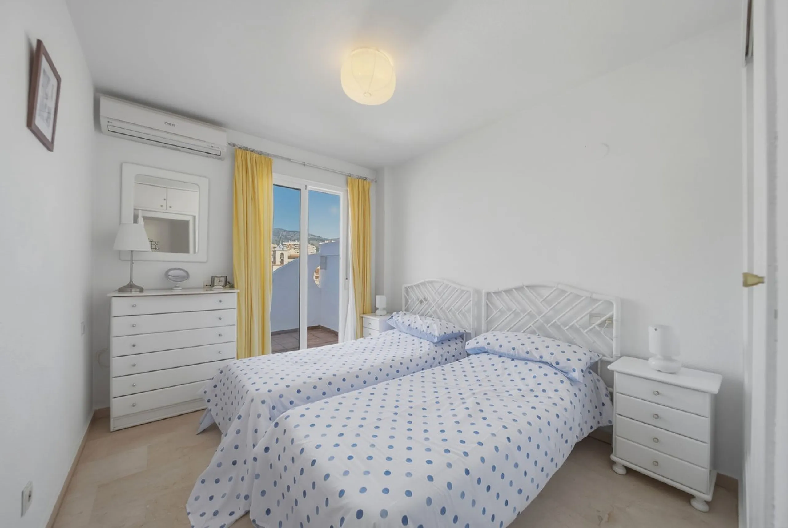 There are properties that tick boxes and there are properties that stop you in your tracks. This is the latter. Perched on the top floor of the popular Nueva Plaza Bonanza complex in Benalmádena Costa, this exceptional south-facing penthouse apartment off